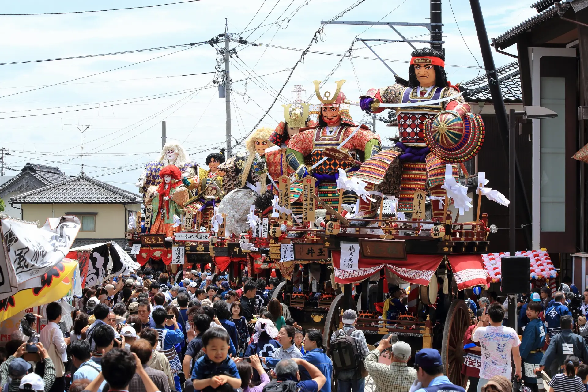 武将などをモチーフにした巨大な山車人形は迫力満点