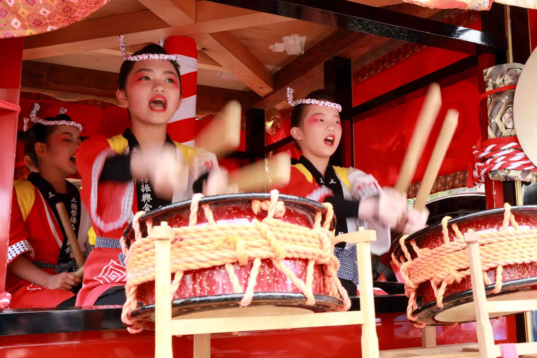 祭囃子は地元の子どもたちが奏でる