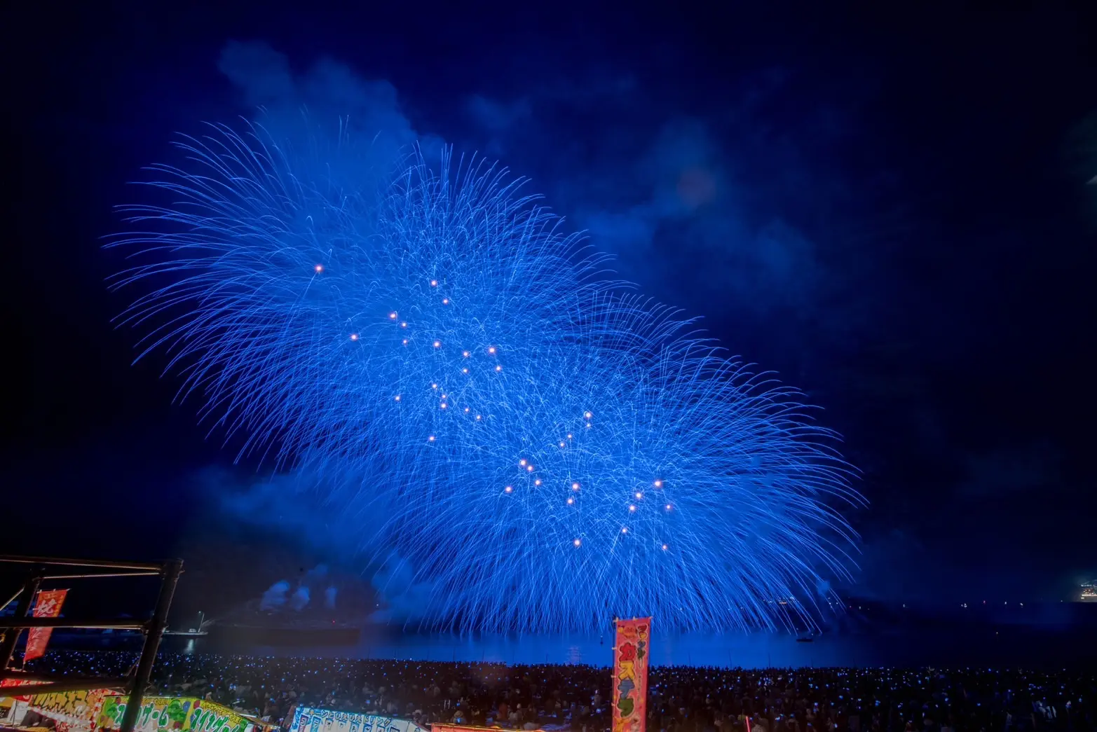 夜空を青色に染める打ち上げ花火も