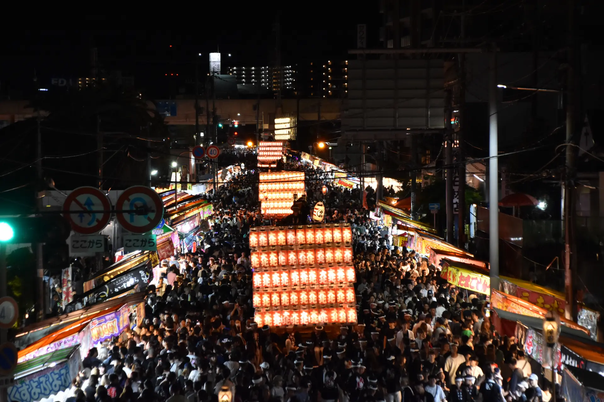 夜は幻想的な雰囲気に