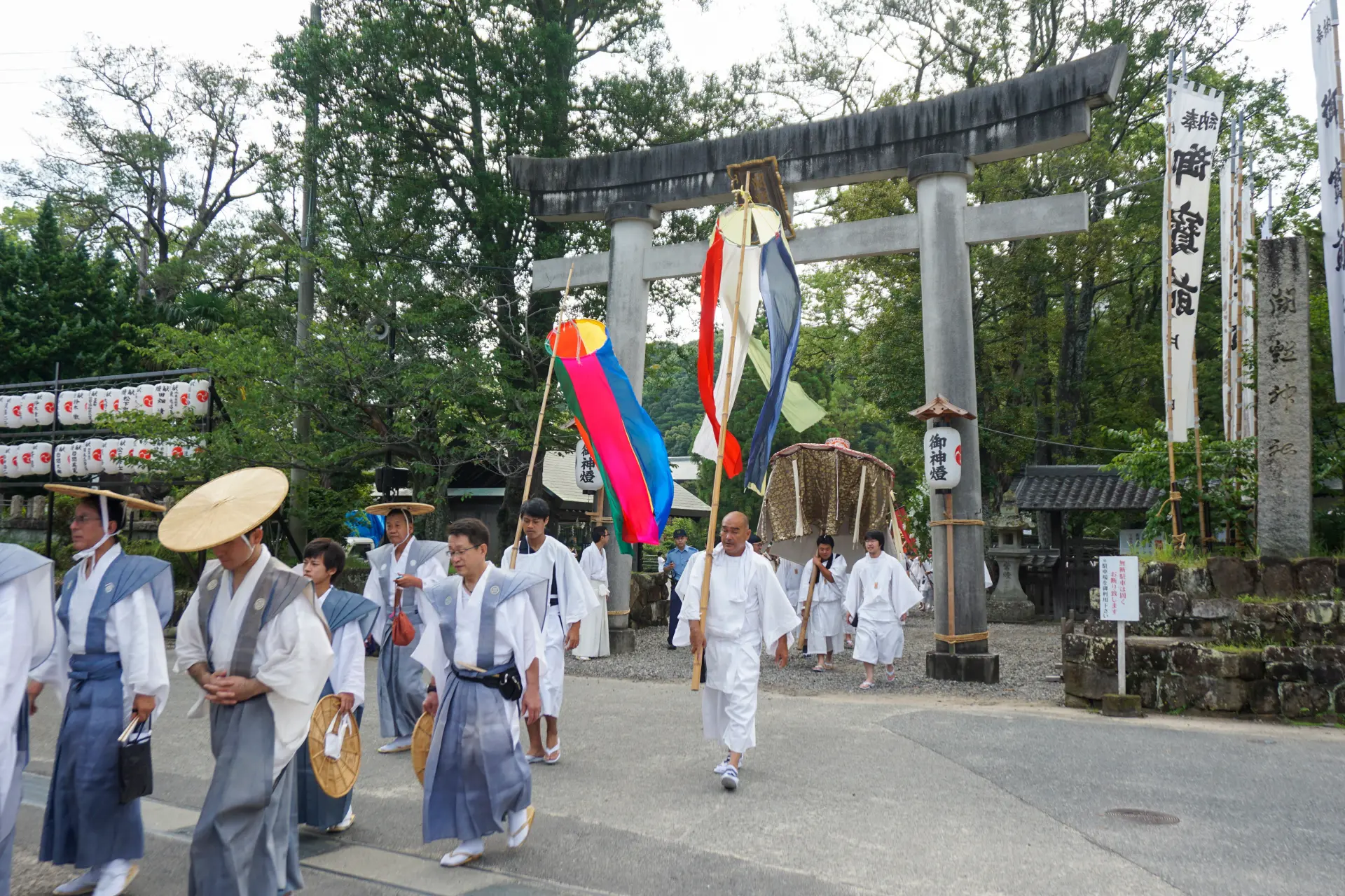 祭りは神輿渡御からはじまる