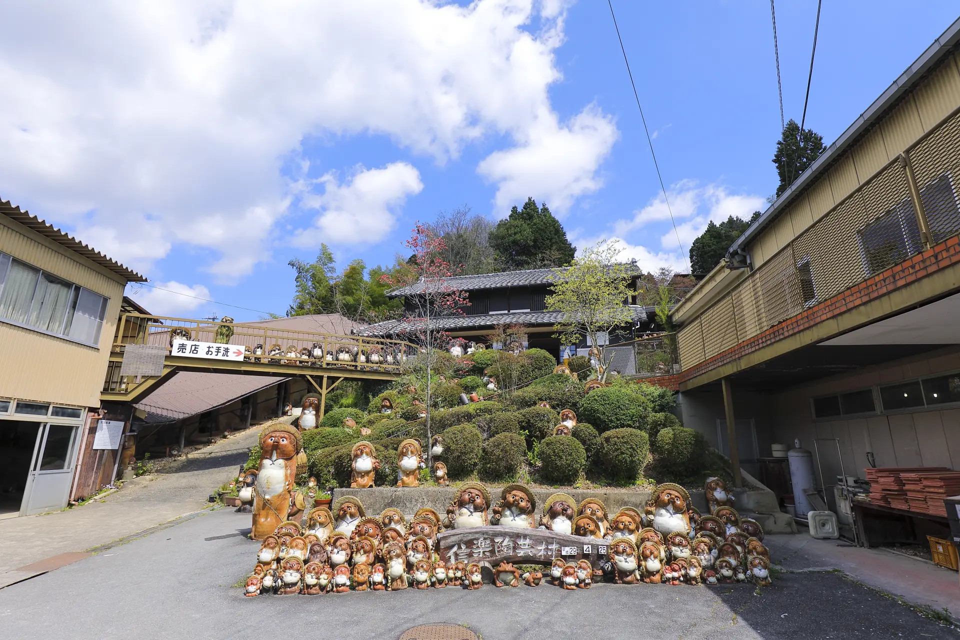 「八相縁起」と呼ばれる縁起物のたぬきの焼き物が町のあちこちに鎮座