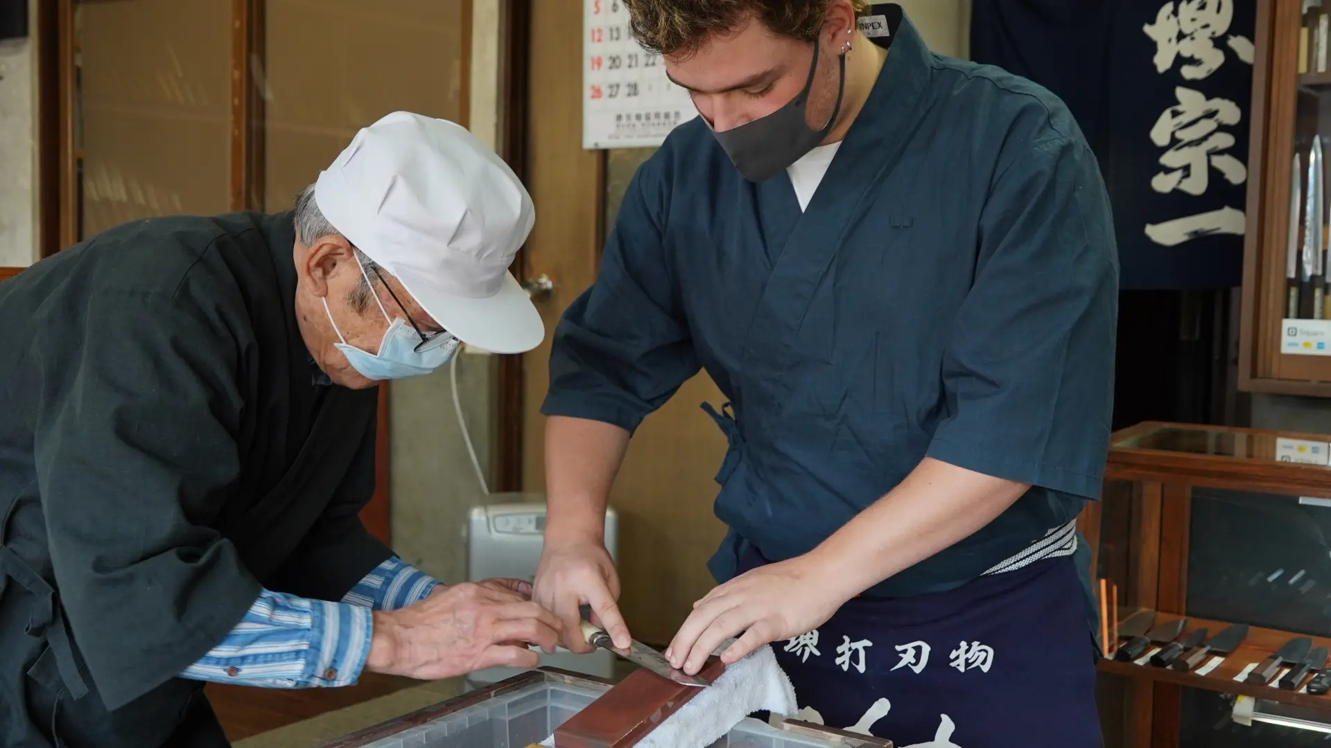 刃物会館見学で包丁について学んだあと、包丁作りを体験