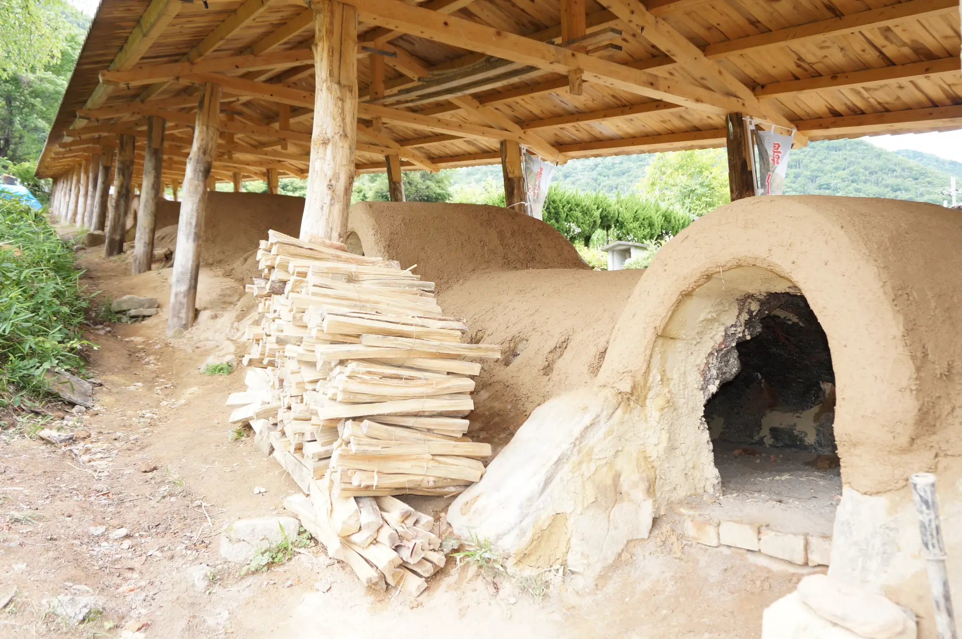 現役最古の登窯。山の斜面を利用した登り窯で陶器を焼き上げるのは、立杭独特の伝統技法