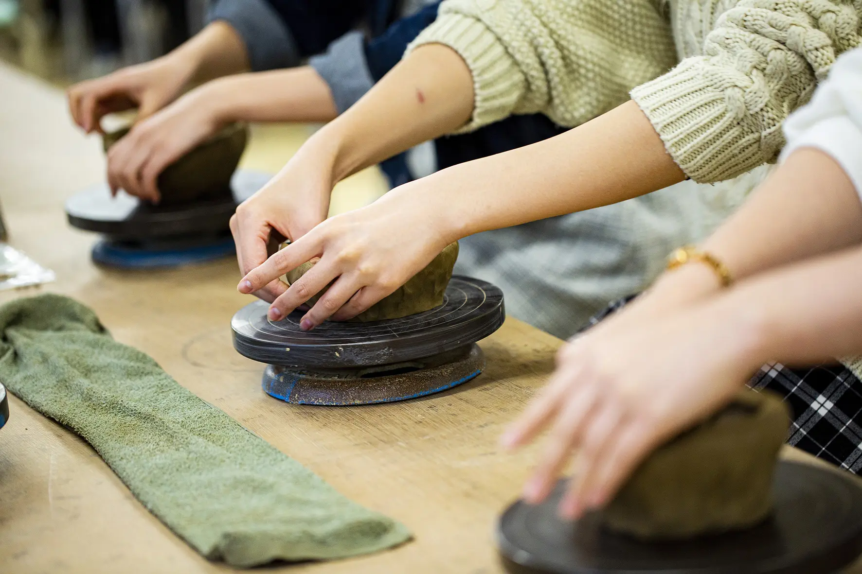 粘土の紐を積み上げて器を形作る