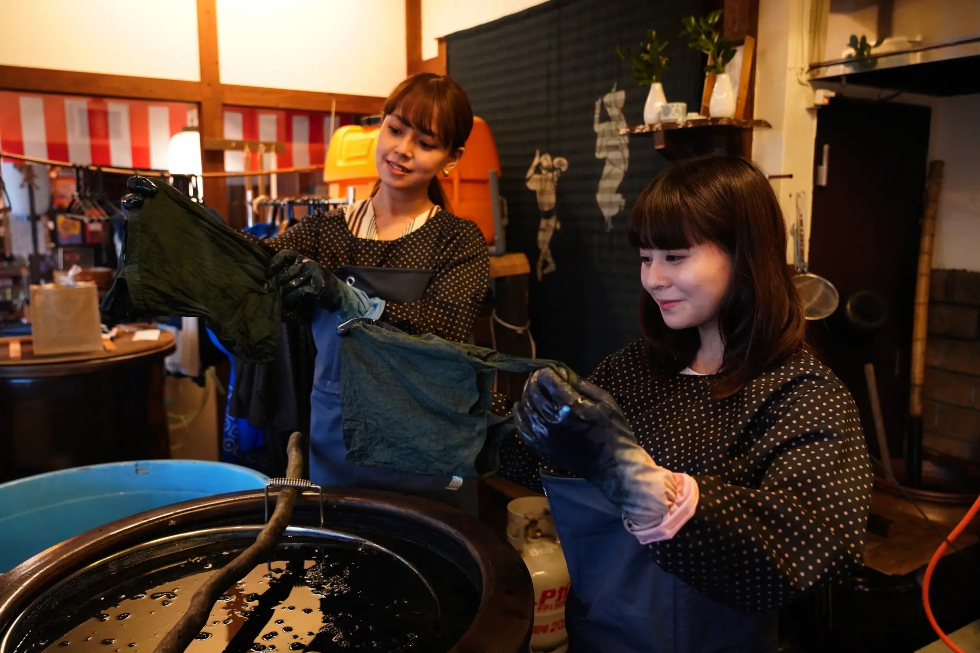 本格的な藍染め体験ができる