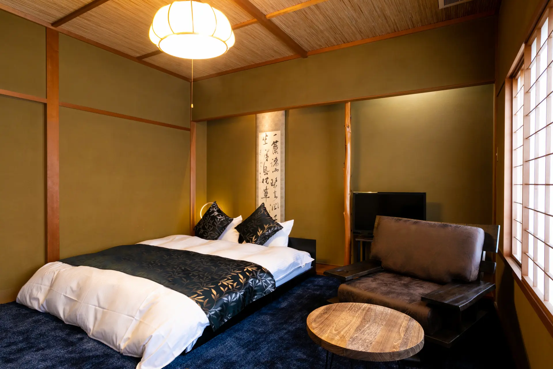 The Japanese-Western style room "Zen" features a beautifully displayed hanging scroll (kakejiku), allowing guests to immerse themselves in a traditional Japanese atmosphere while enjoying modern comforts.