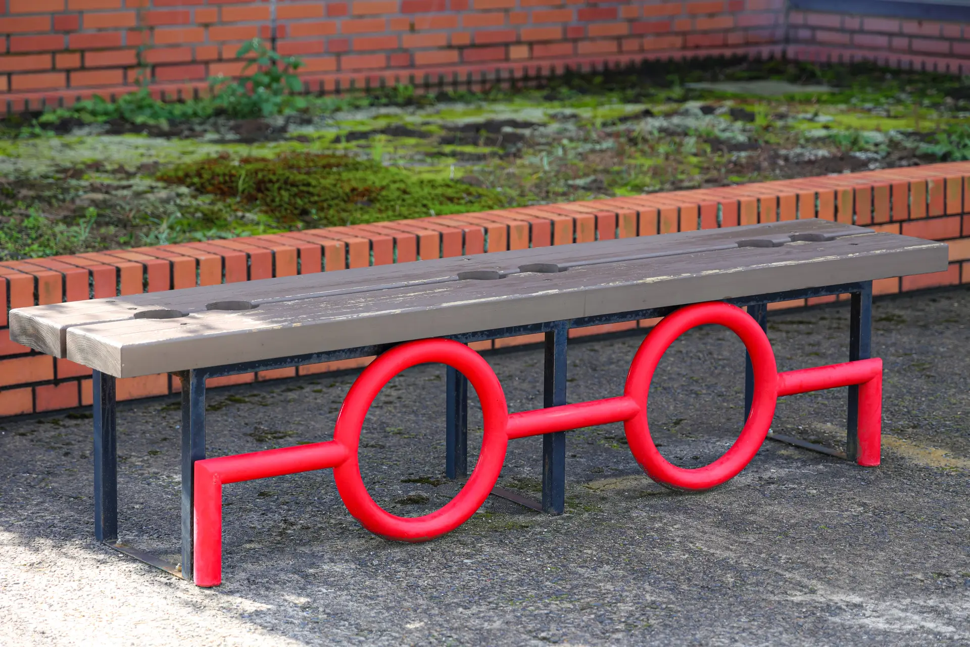 We spot a red round pair of eyeglasses cleverly incorporated into the bench supports. Searching for these hidden details makes the stroll even more enjoyable.