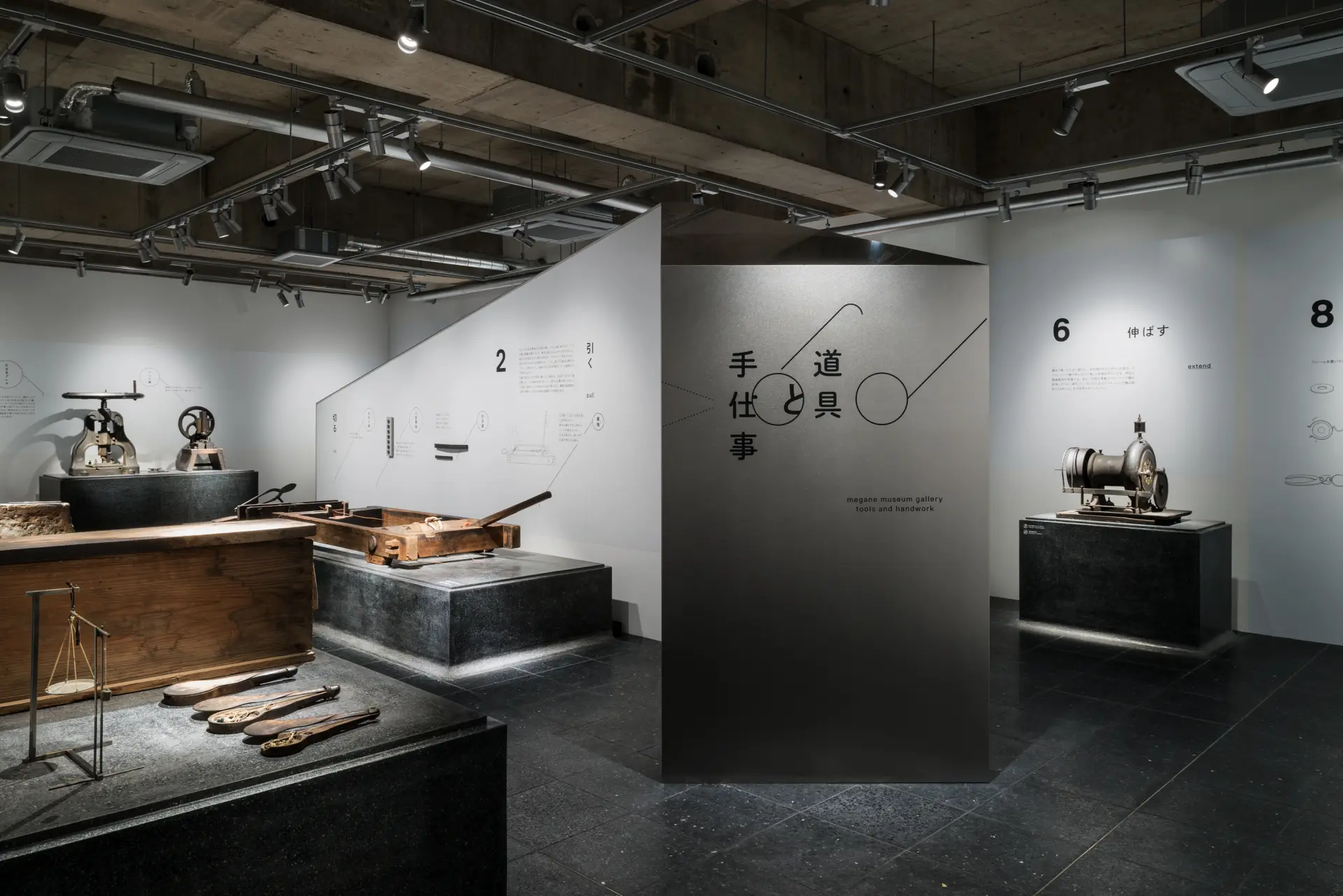 At the museum, visitors can also learn about the evolution of eyeglasses from the Edo period to the Meiji era, gaining insight into how designs and craftsmanship have changed over time.