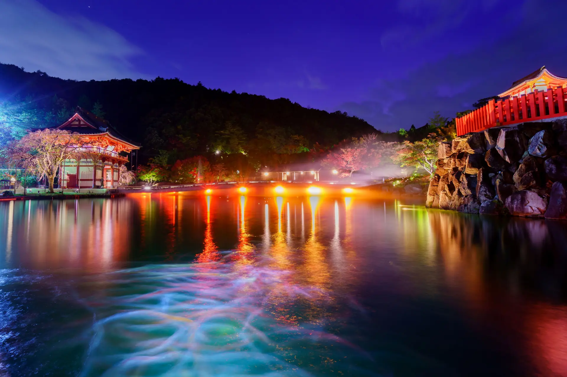 During the autumn foliage season, limited-time night illuminations are held. The temple grounds take on a magical atmosphere.