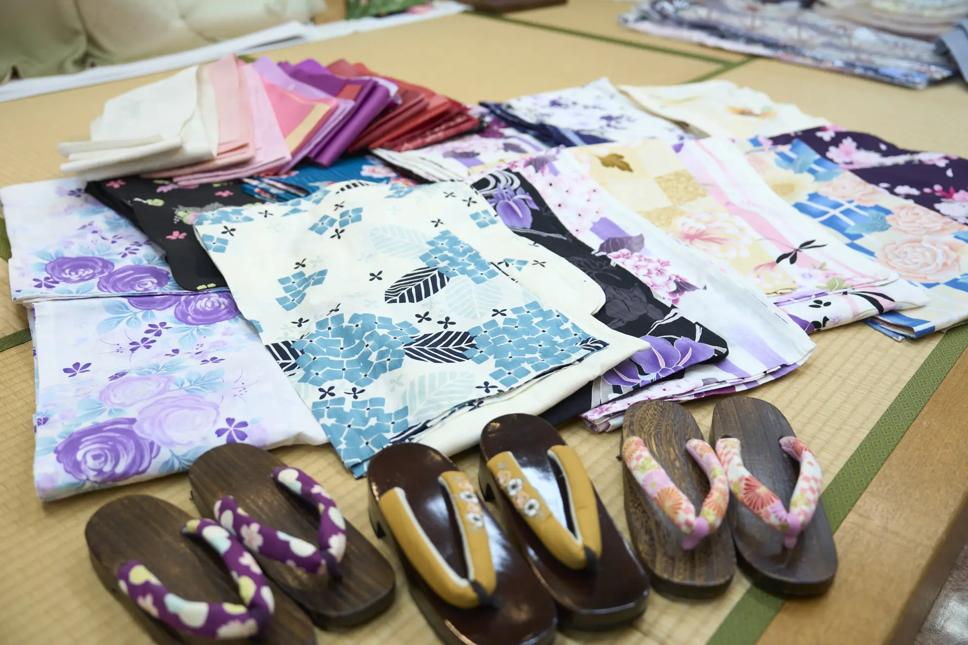 With a wide selection of patterns and sizes, you're sure to find the perfect yukata.  (*Image for reference.)