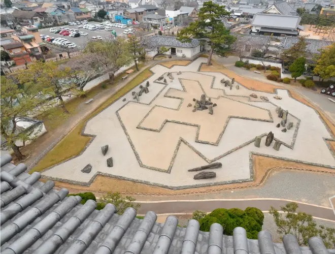 A view of Kishiwada Castle Garden (Hachijin Garden) from the top floor of the castle keep