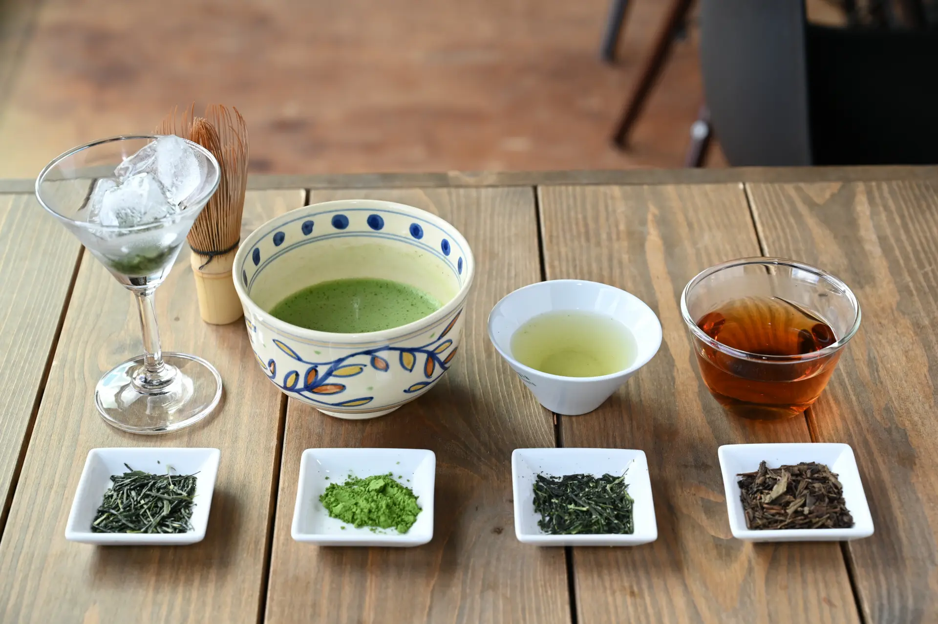 The tasting session features nine varieties of Japanese tea, including ice-brewed gyokuro and matcha. Each tea is prepared using different utensils, leaf shapes, temperatures, and brewing techniques.