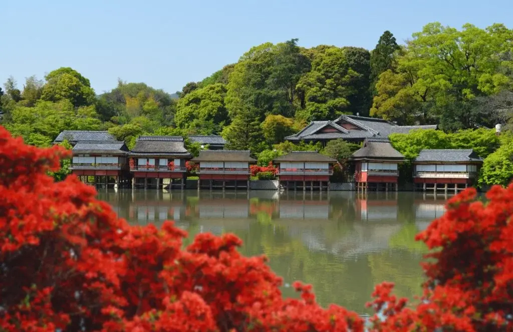 A picturesque view of sukiya-style lakeside pavilions elegantly lined up along the water.