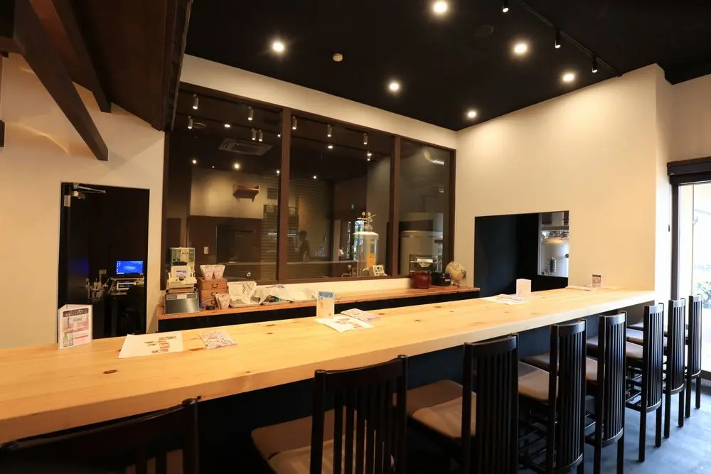 Shuchusen, a tasting room where you can sample sake while viewing the distillation equipment.