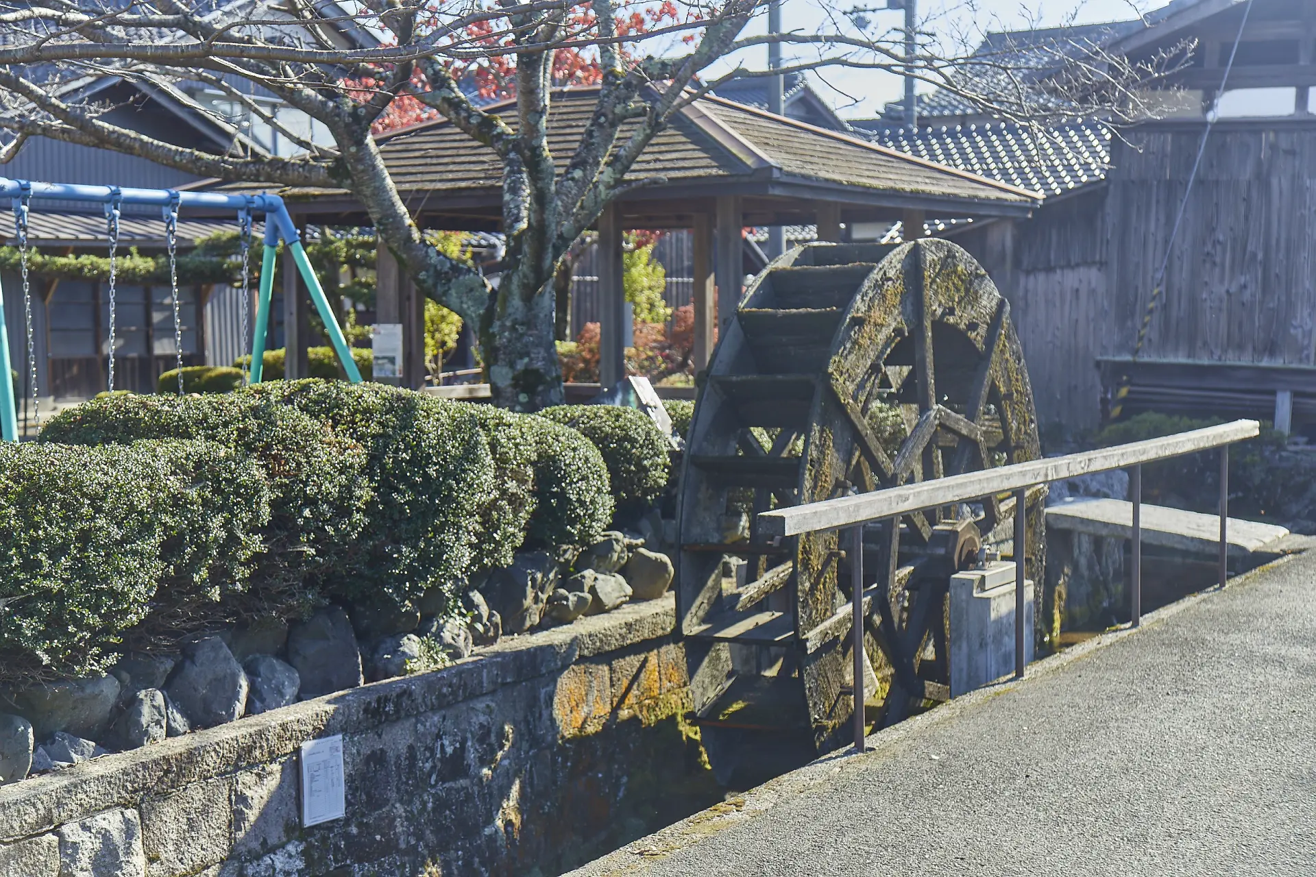 針江地区の中心地、中央公園近くには水車が回るのどかな光景が広がる