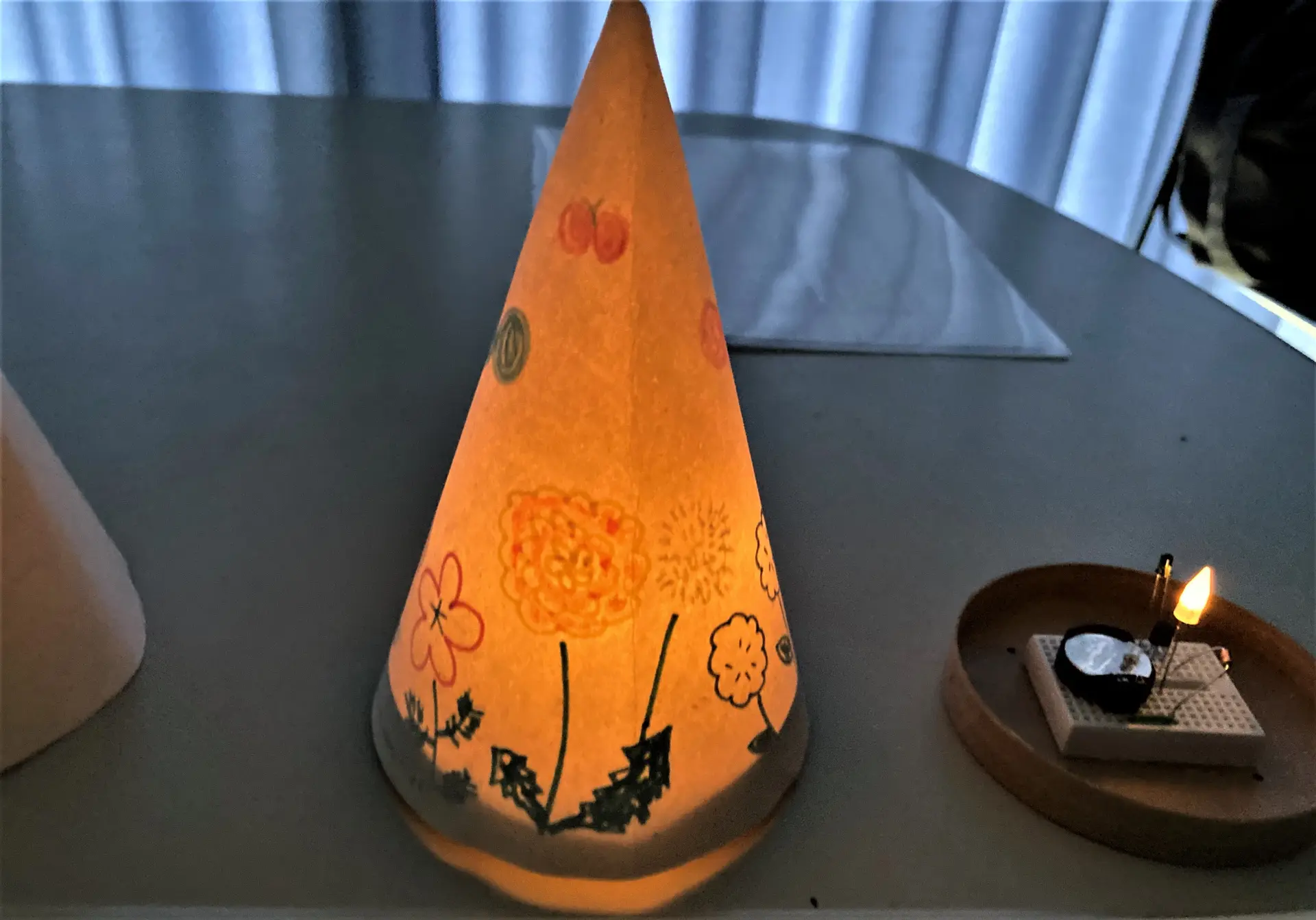 Creating an LED lampshade using Yoshi paper, which is made from harvested and processed reeds from the Yoshi-hara Zone.