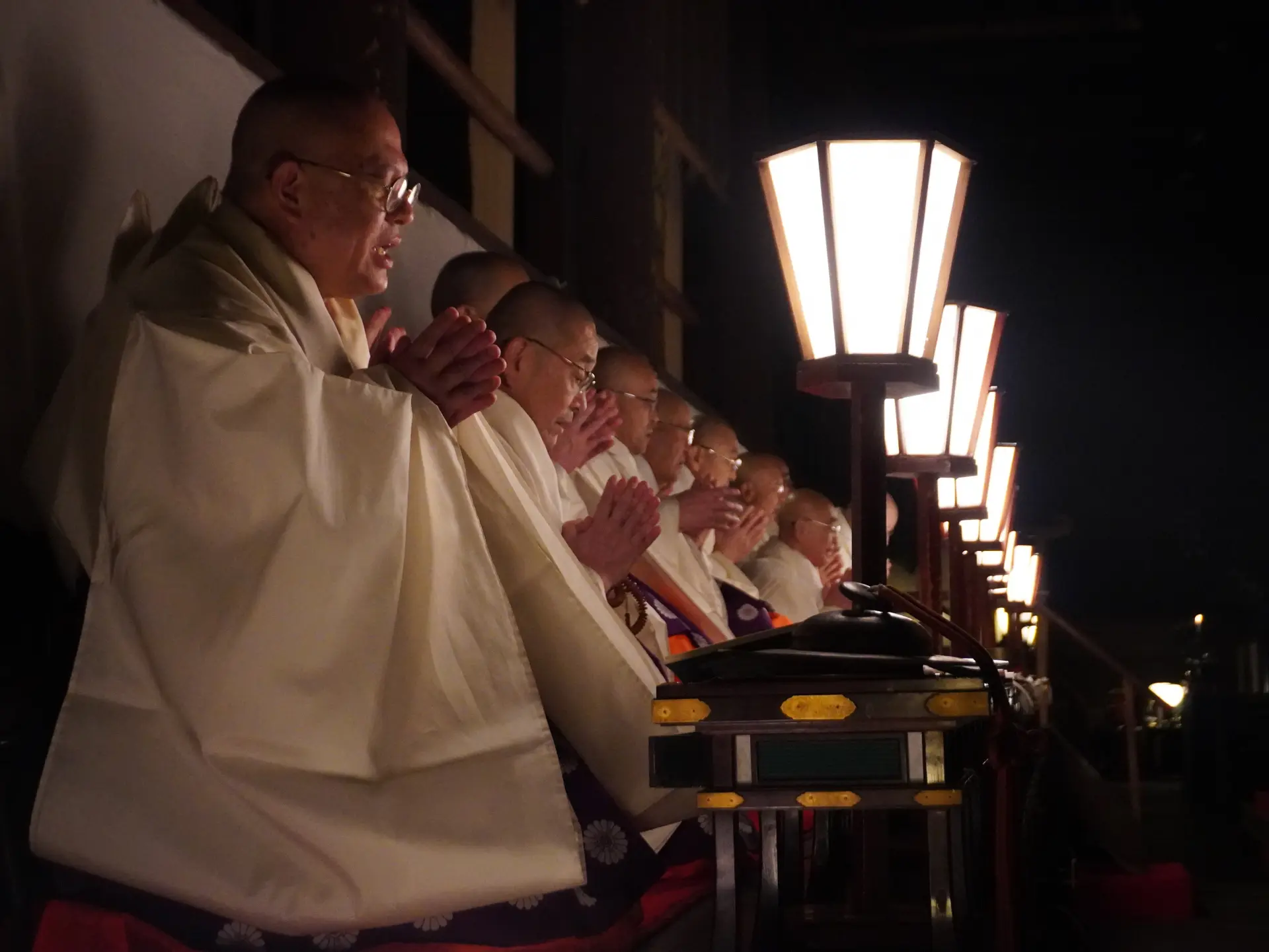 Depending on the timing of your visit, you may have the opportunity to witness a solemn Buddhist ceremony, experiencing the temple’s sacred atmosphere firsthand.