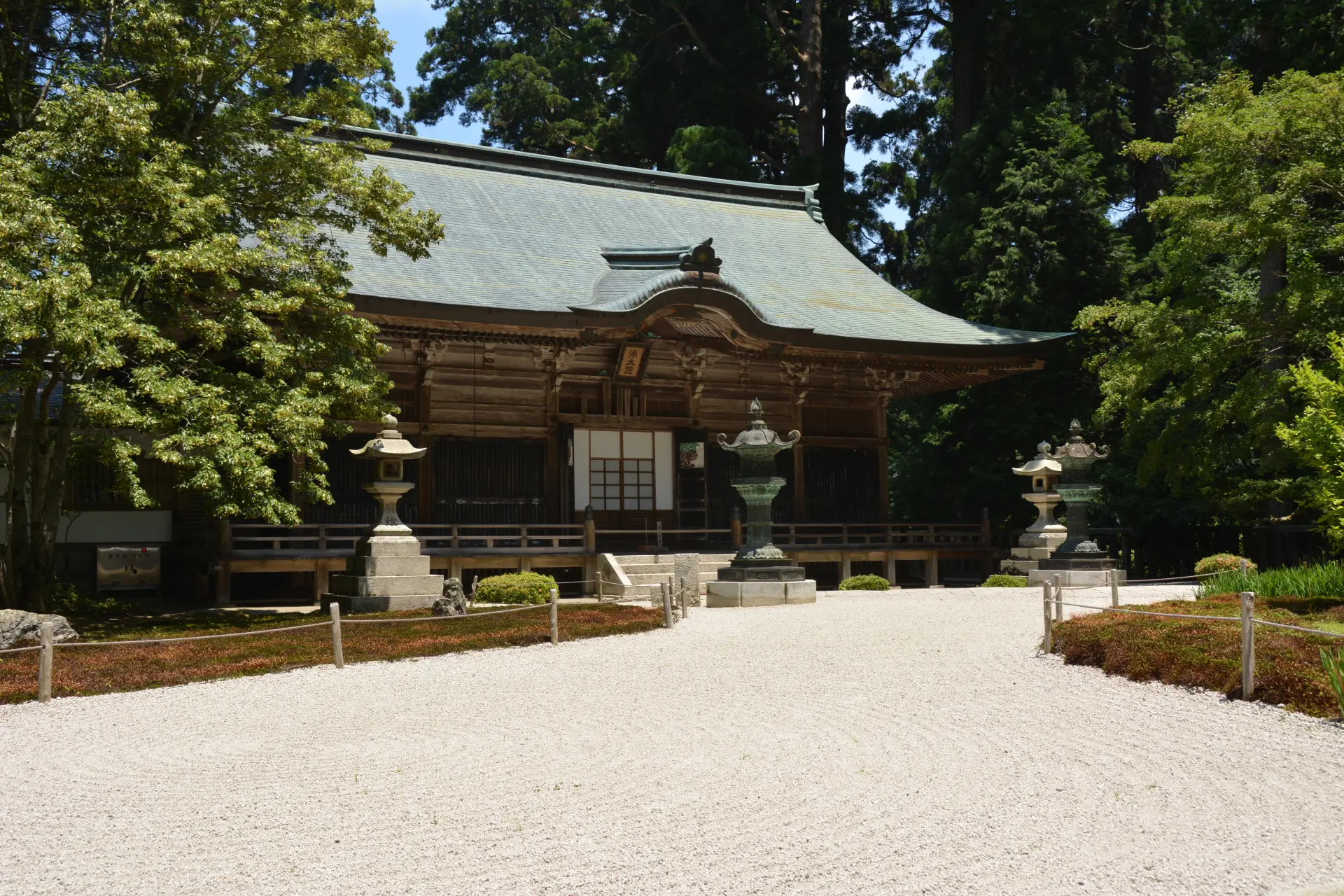 Jōdō-in, located in the Saitō (West Pagoda) area, is designated as a National Important Cultural Property of Japan.