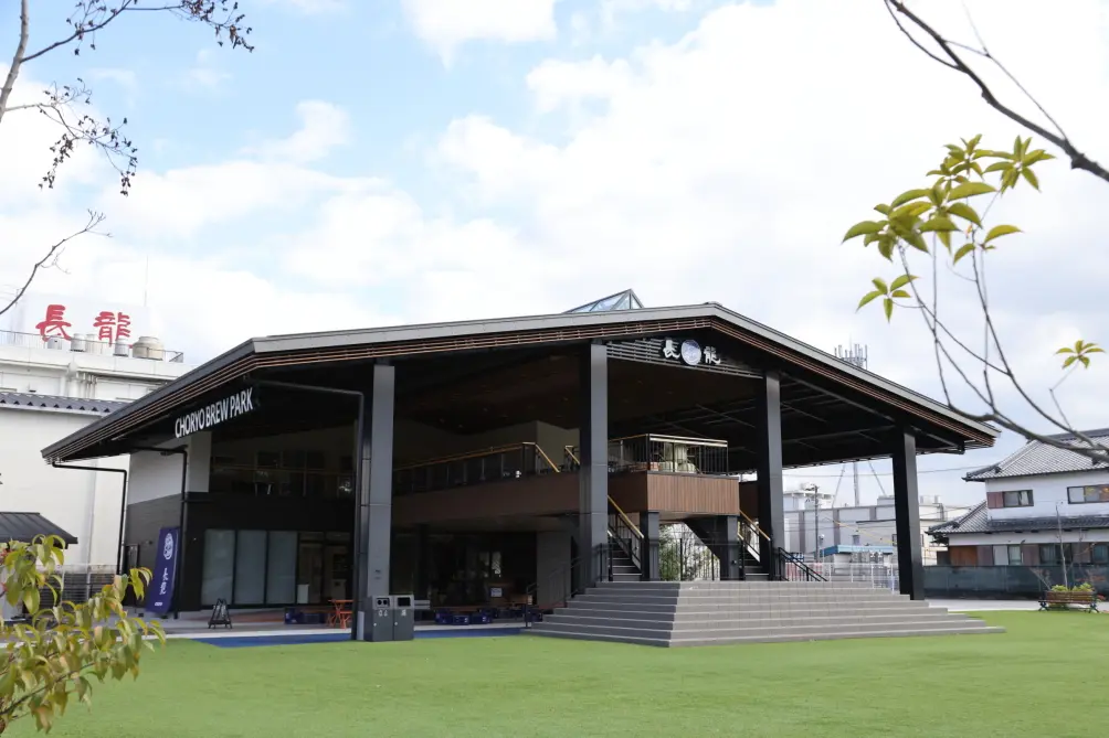 Located next to the headquarters of Choryo Shuzo. In spring, visitors can enjoy a panoramic view of the cherry blossoms along the Takada River from the lawn area and terrace.