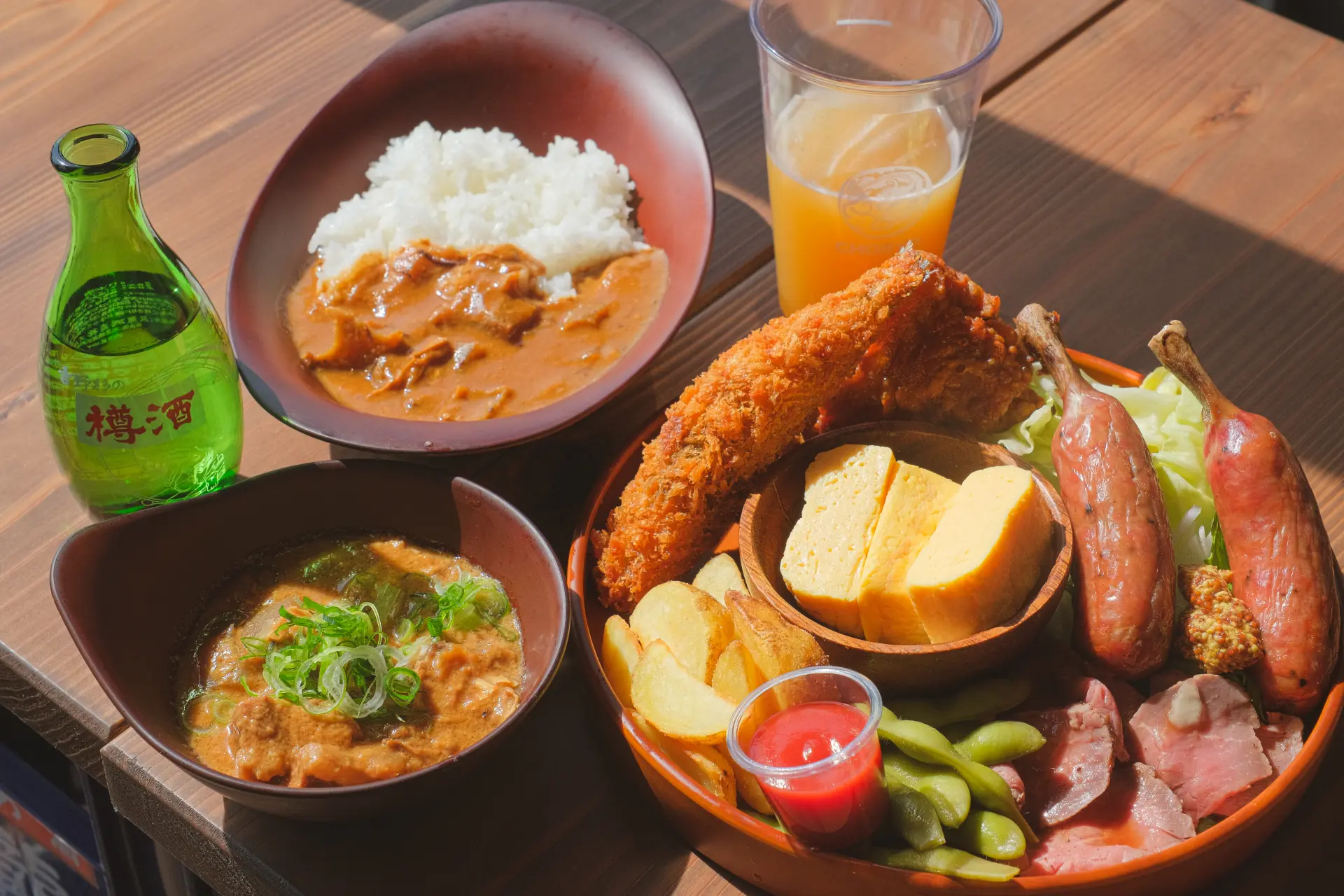 Bottom left: Beef tendon dote-yaki with sake lees ¥590 / Top left: Beef tendon curry with sake lees ¥780
*Other dishes are part of the course menu.