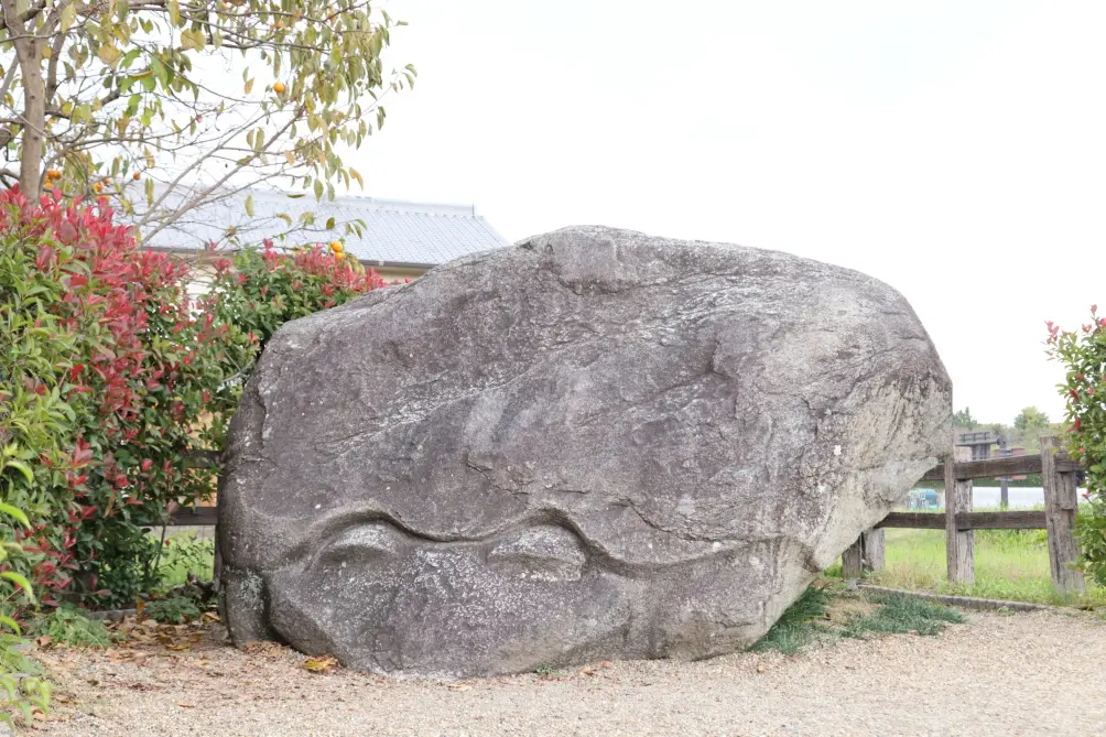 Kameishi is 3.6m long, 2.1m wide, and 1.8m tall. Upon closer inspection, its expression appears to be smiling, giving it a charming presence.