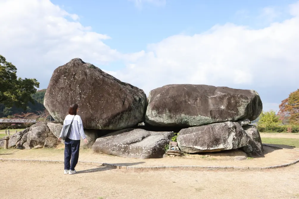 Get an up-close look at Ishibutai Kofun! Entry to the stone chamber requires a fee. General: ¥300 / High School Students & Younger: ¥100.