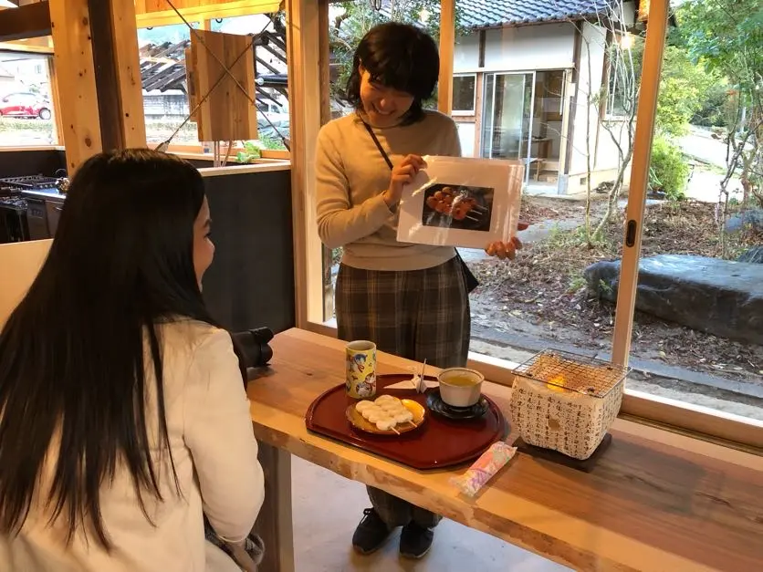 After receiving instructions on making mitarashi dango, try grilling them over a charcoal brazier.