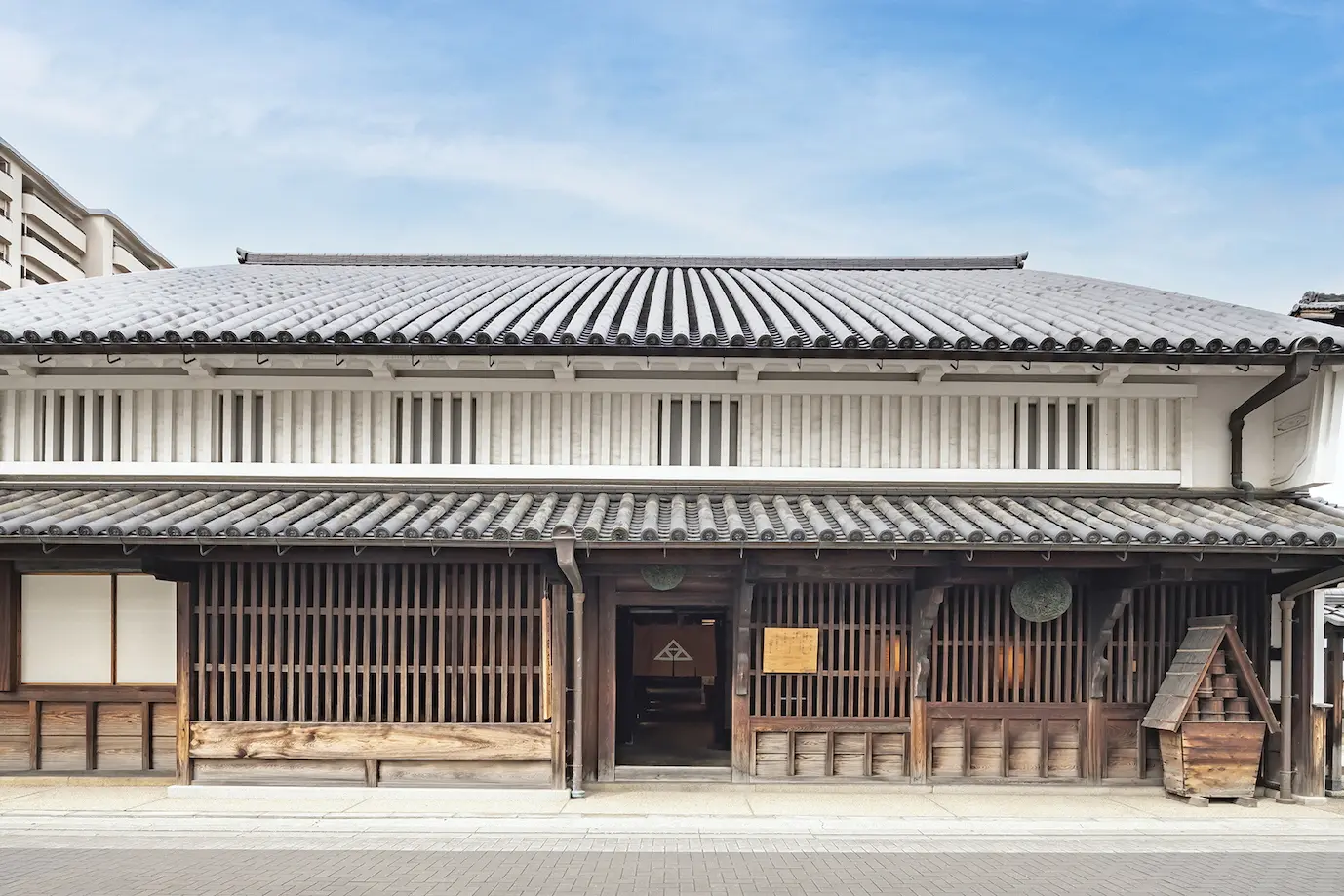 Edo-period machiya architecture preserving the town’s former prosperity from sake brewing