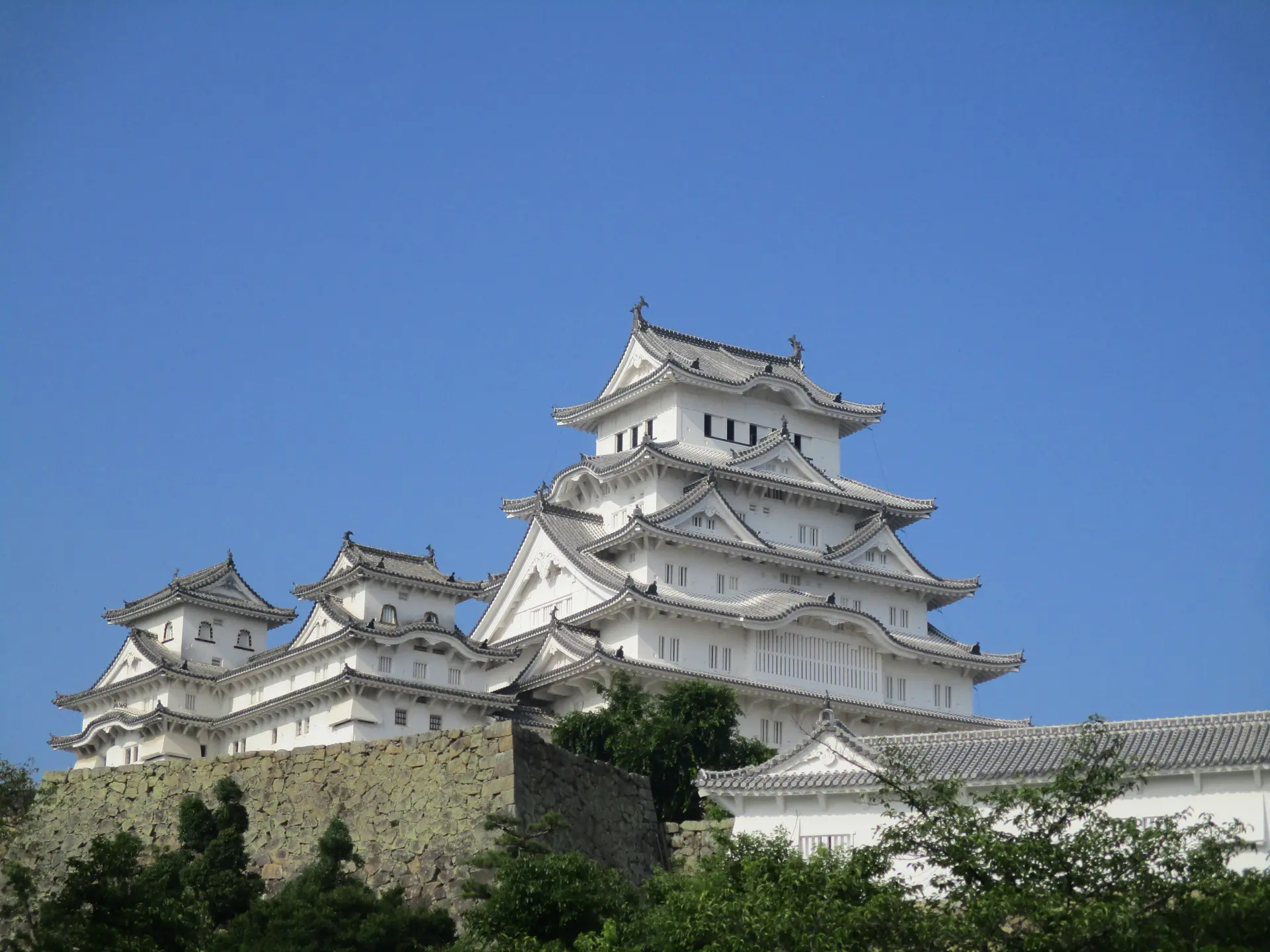 The brilliant white castle tower looks stunning from every angle, earning it the nickname "Happo Shomen" (beautiful from all sides).