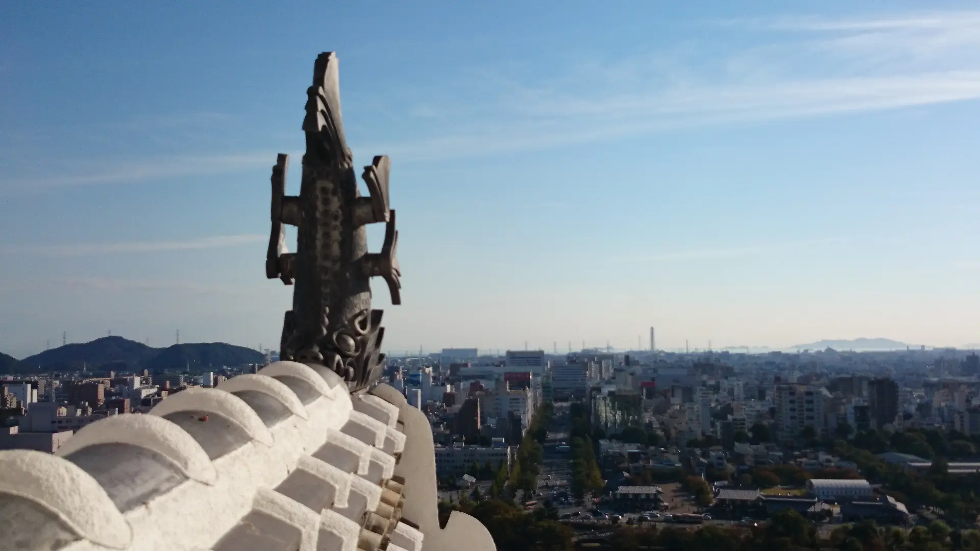 A panoramic view from the top floor of the main keep. Traditional plasterwork techniques on the roof tiles can also be seen up close.