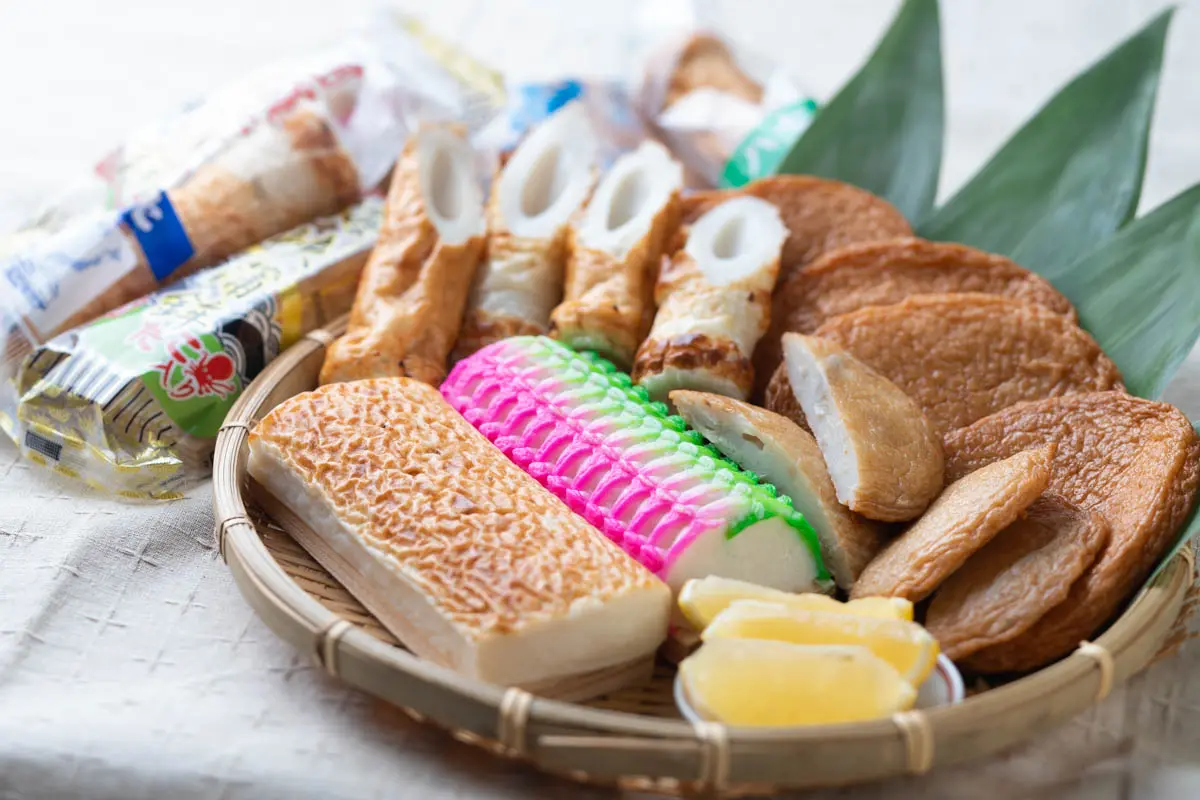 Kamaboko, chikuwa, tempura, and other fish paste products are also local specialties of Uonotana Shopping Street.