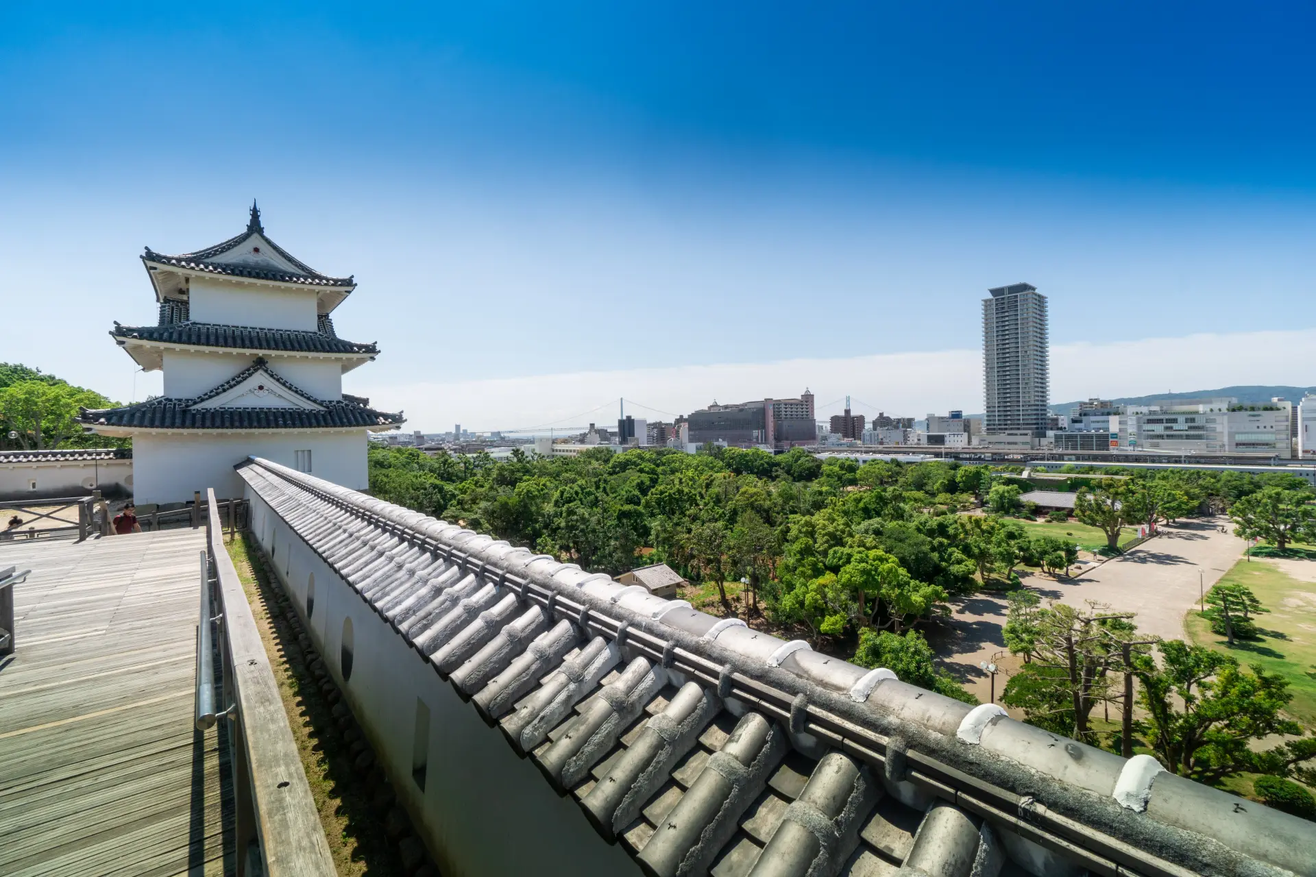 From the observation deck at the Honmaru site, visitors can enjoy a panoramic view, with the Akashi-Kaikyo Bridge stretching across the horizon.