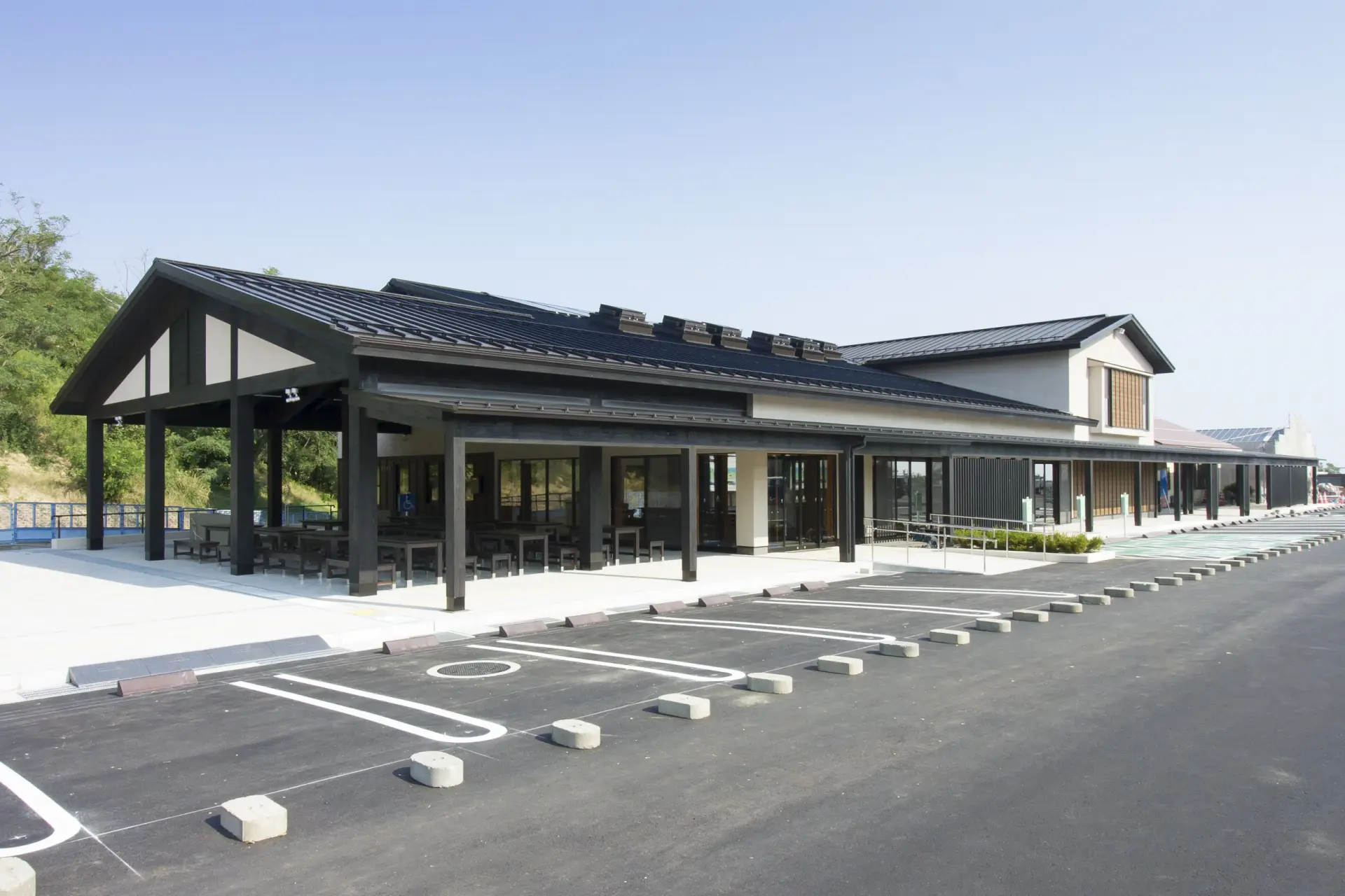 Park your rental car at the Tottori Sand Dunes Parking Lot, located right in front of the San'in Kaigan National Park Tottori Sand Dunes Visitor Center. Parking fee: 500yen per car (valid for 24 hours).