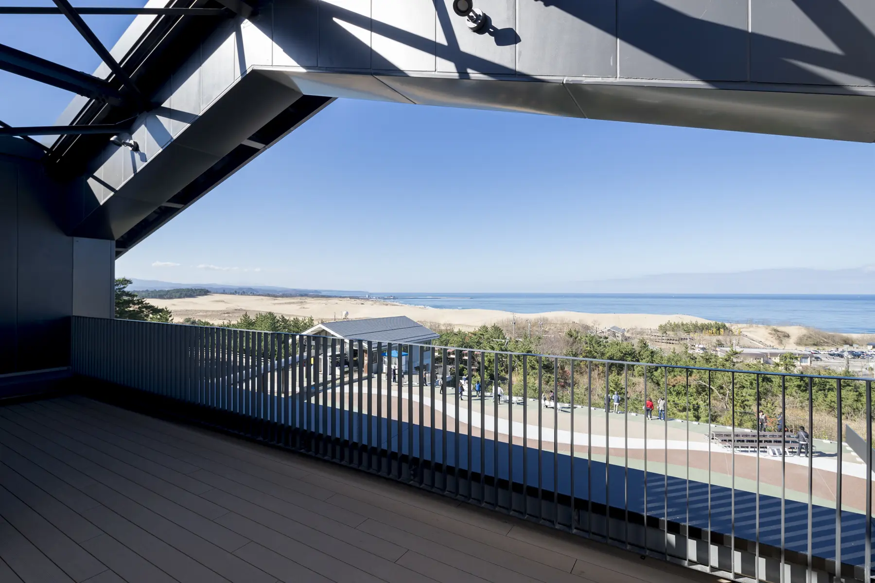 The panoramic viewing terrace offers a sweeping vistas of the Tottori Sand Dunes that are vast enough to knock your socks off!  