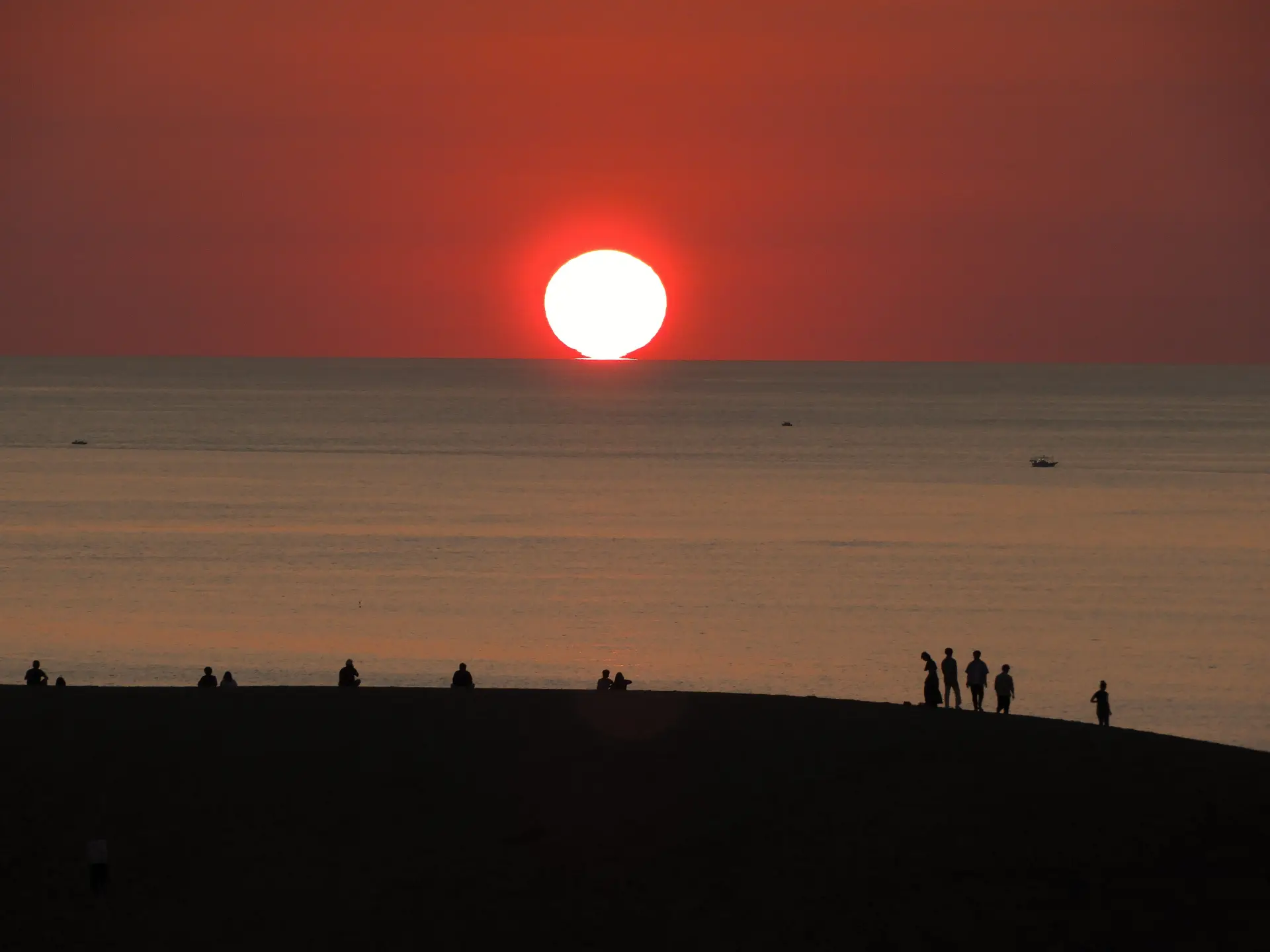 高い丘にある砂丘「馬の背」からは水平線に沈む夕日が眺められる