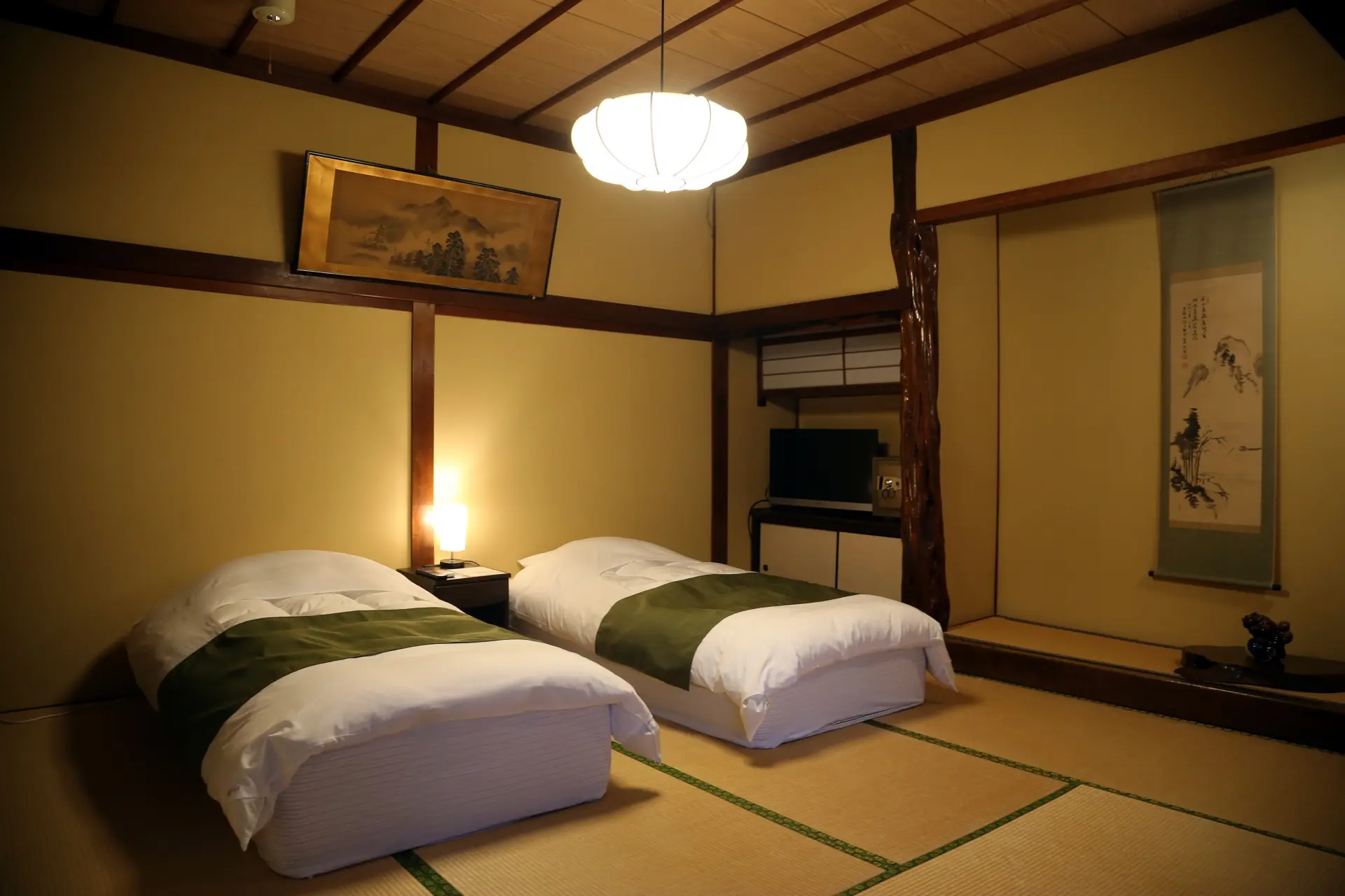 3 types of rooms for all your travel needs: an authentically designed Sukiya-style room, mixed Japanese-style room with western bed and ultra luxe room with en suite open air bath.