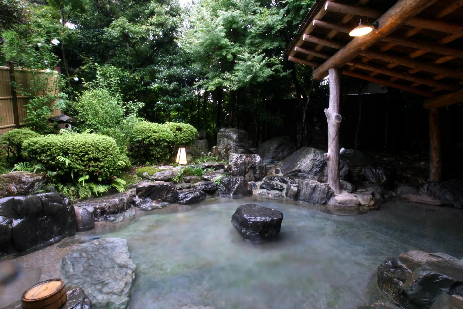 泉質はカルシウム・ナトリウムー硫酸塩泉。なめらかな湯がしっとりやわらかい肌に導いてくれる