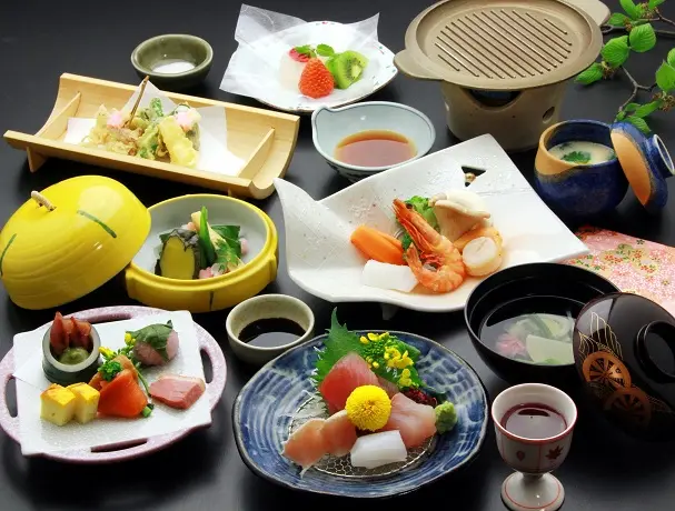 The dining menu features three kaiseki courses that offer a perfect balance of fresh seafood, local mountain delicacies, and seasonal ingredients, along with a seasonal limited kaiseki course that highlights the finest regional specialties at their peak.