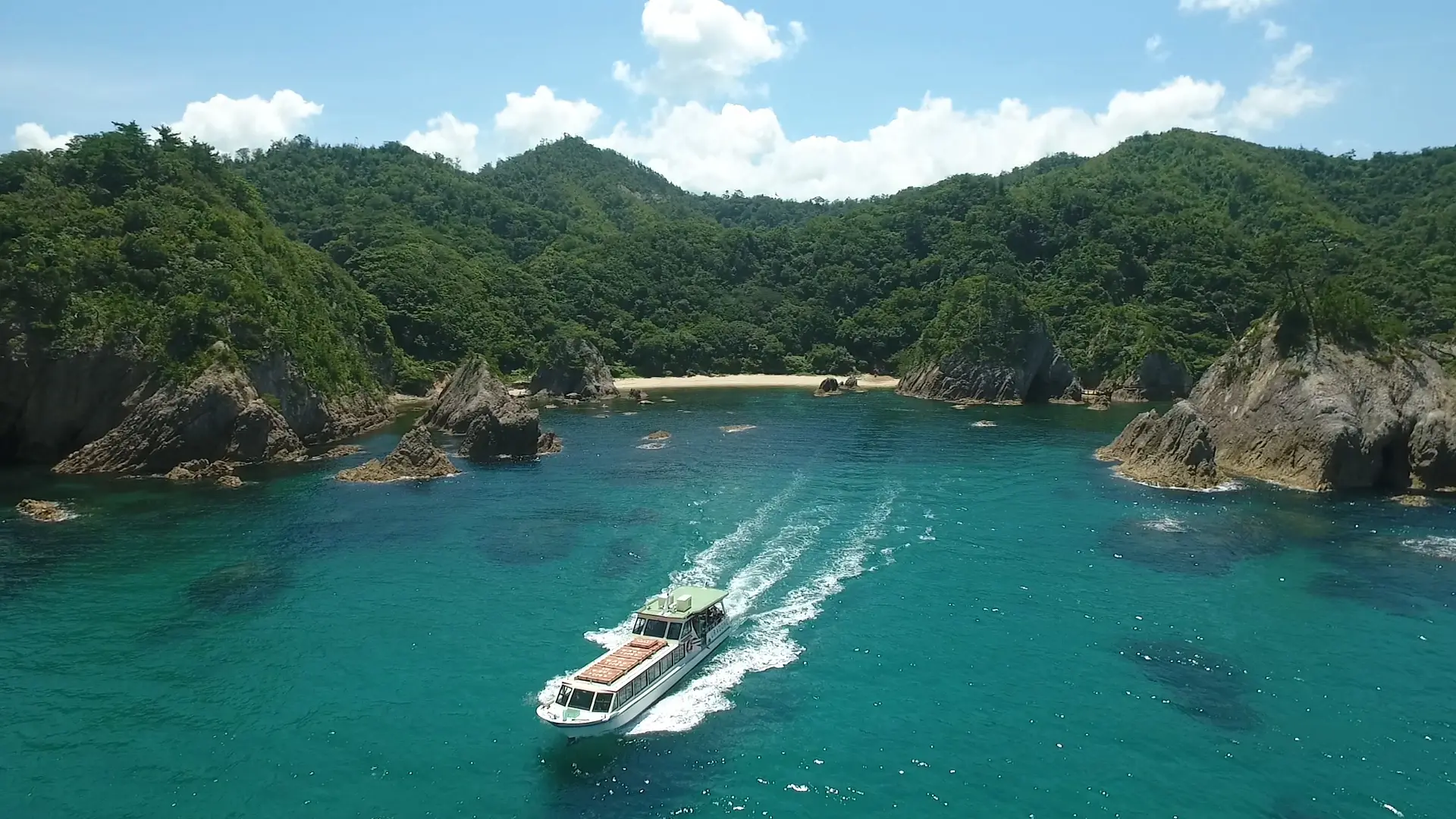 Experience the stunning "Iwami Blue" waters up close, boasting an incredible 25-meter depth transparency, allowing you to fully appreciate the crystal-clear beauty of the sea.