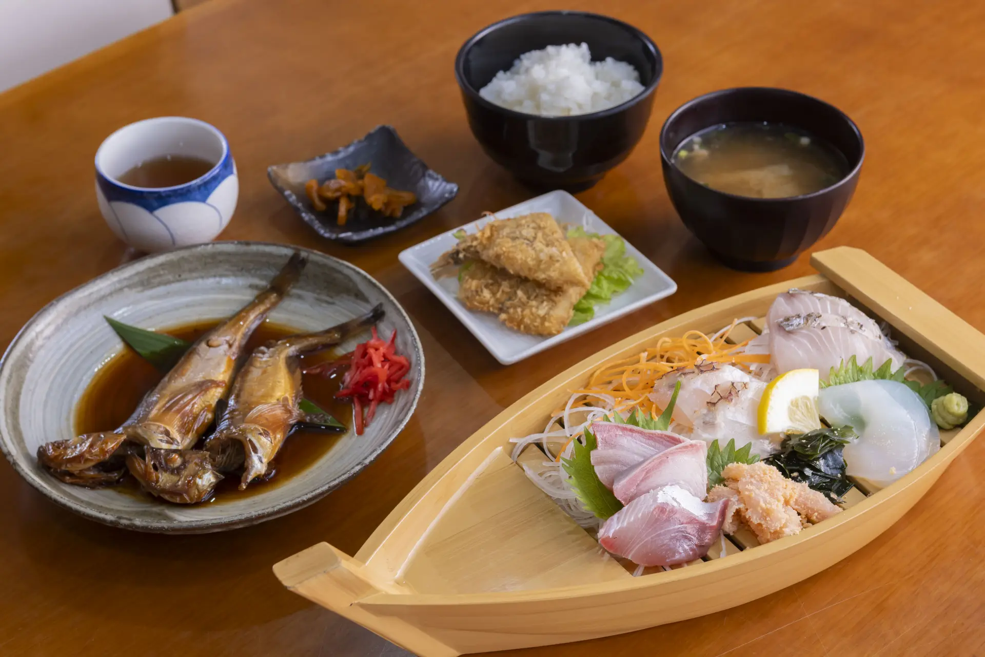 船盛の刺身が豪華な海の幸定食。煮魚、フライ、汁物、香の物付き