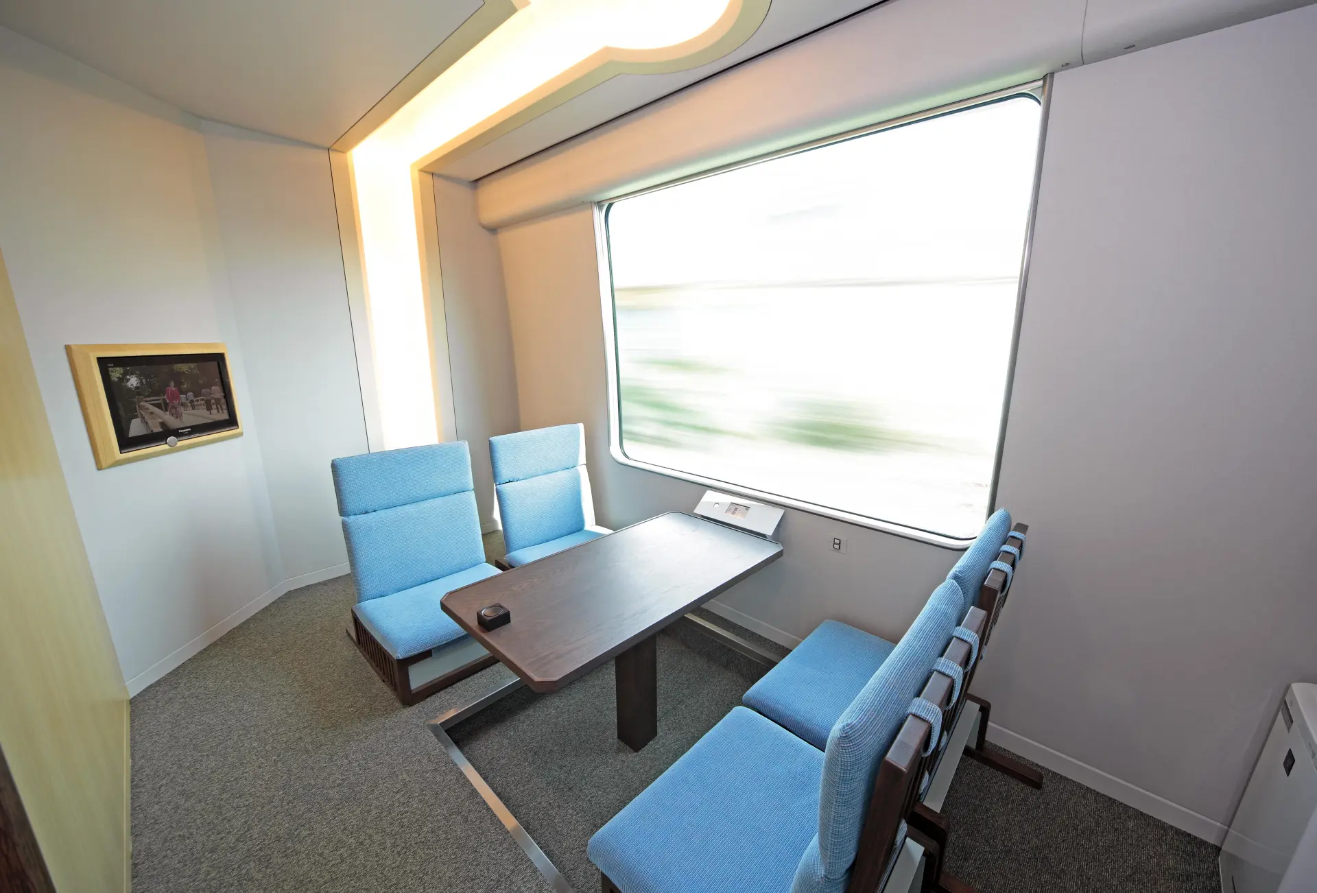 The train offers private compartments (pictured: Japanese-style private room for 3–4 people), which are perfect for groups. Additionally, salon-style seating is available for a more relaxed and social experience.