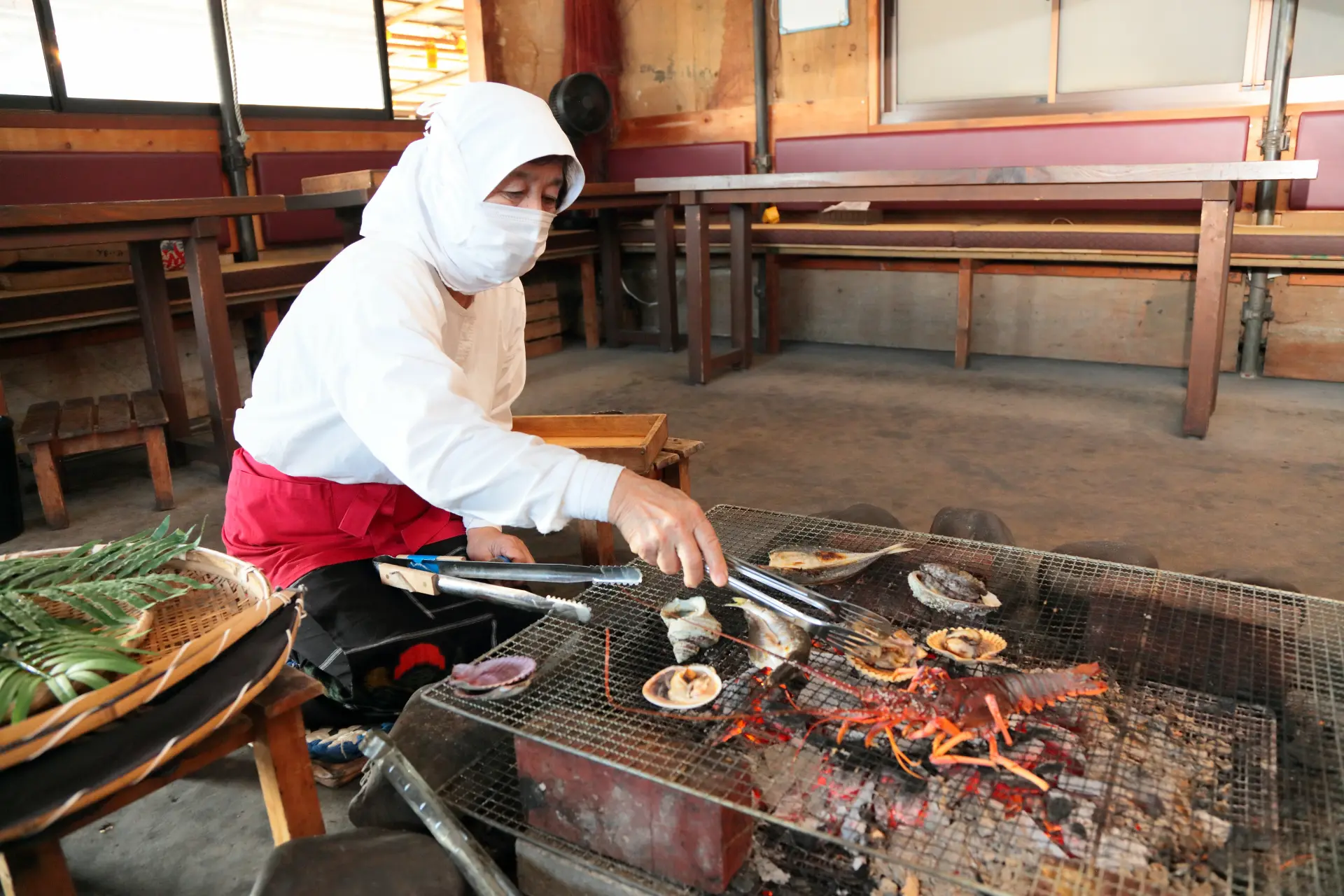 Fresh Ise lobster is placed on the grill and charcoal-grilled to perfection.