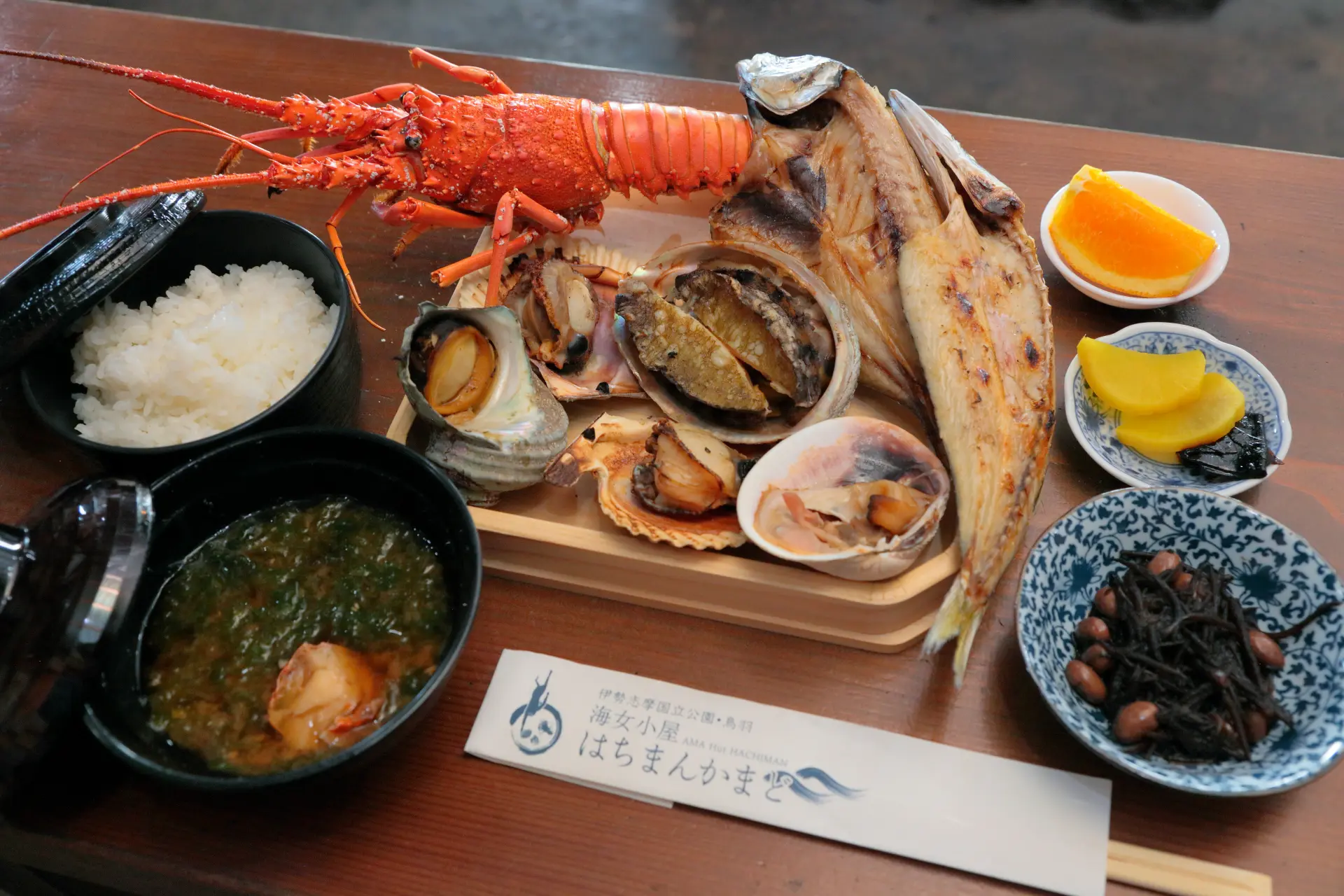 The "Marude Celeb Course" includes Ise lobster, abalone, turban shell, and more (pictured: 12,000yen).