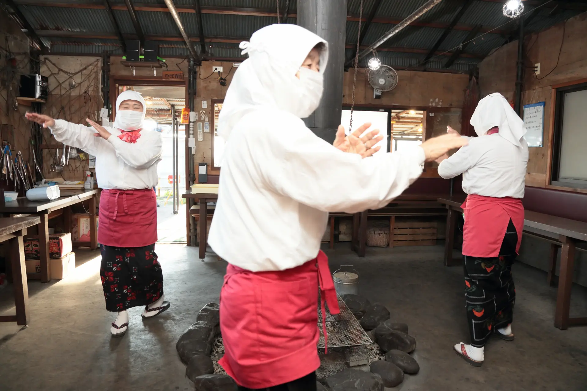 The Ama divers performed the Osatsu Ondo, a traditional dance passed down through generations. Guests are welcome to join in and dance together, making it a truly immersive cultural experience.