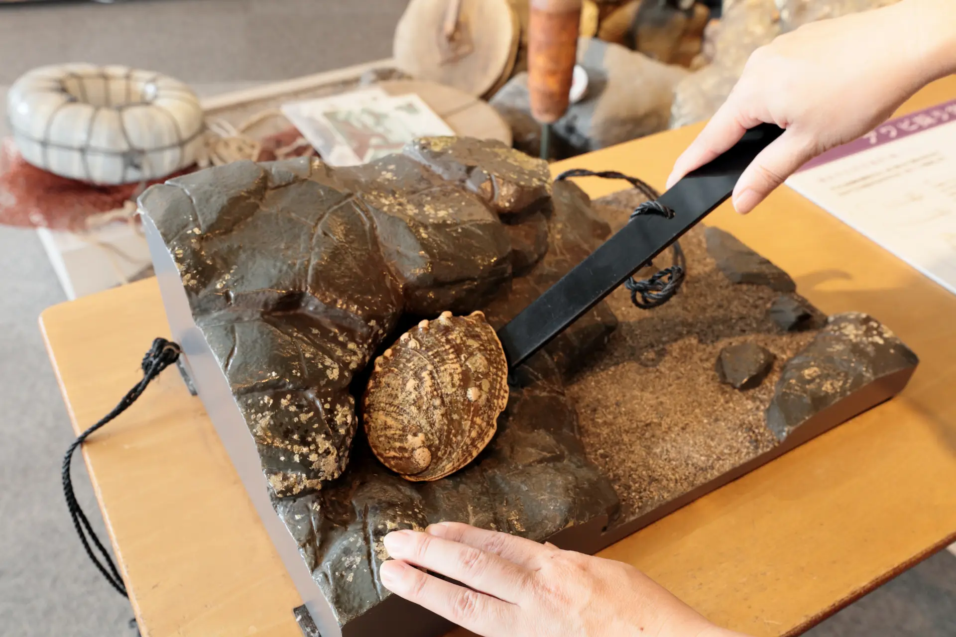 There is also an interactive exhibit where visitors can simulate prying abalone from rocks using a Kaginomi (hook tool), just as the Ama divers do.