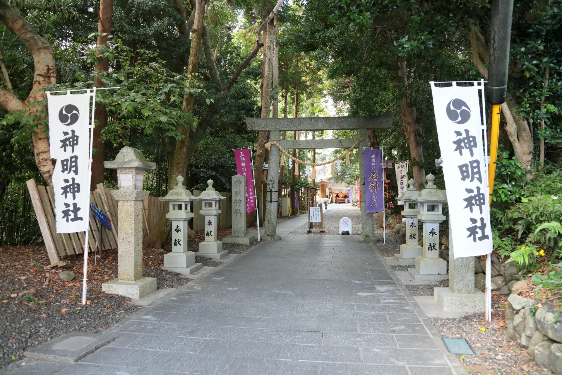 神明神社の参道入口。石灯籠の間を進み、鳥居をくぐって境内へ向かう