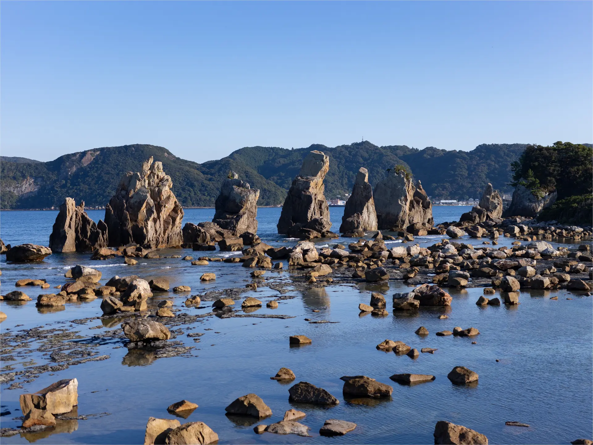 The Hashigui-iwa Rocks are steeped in legend, said to have been erected by Kobo Daishi (Kukai) himself.