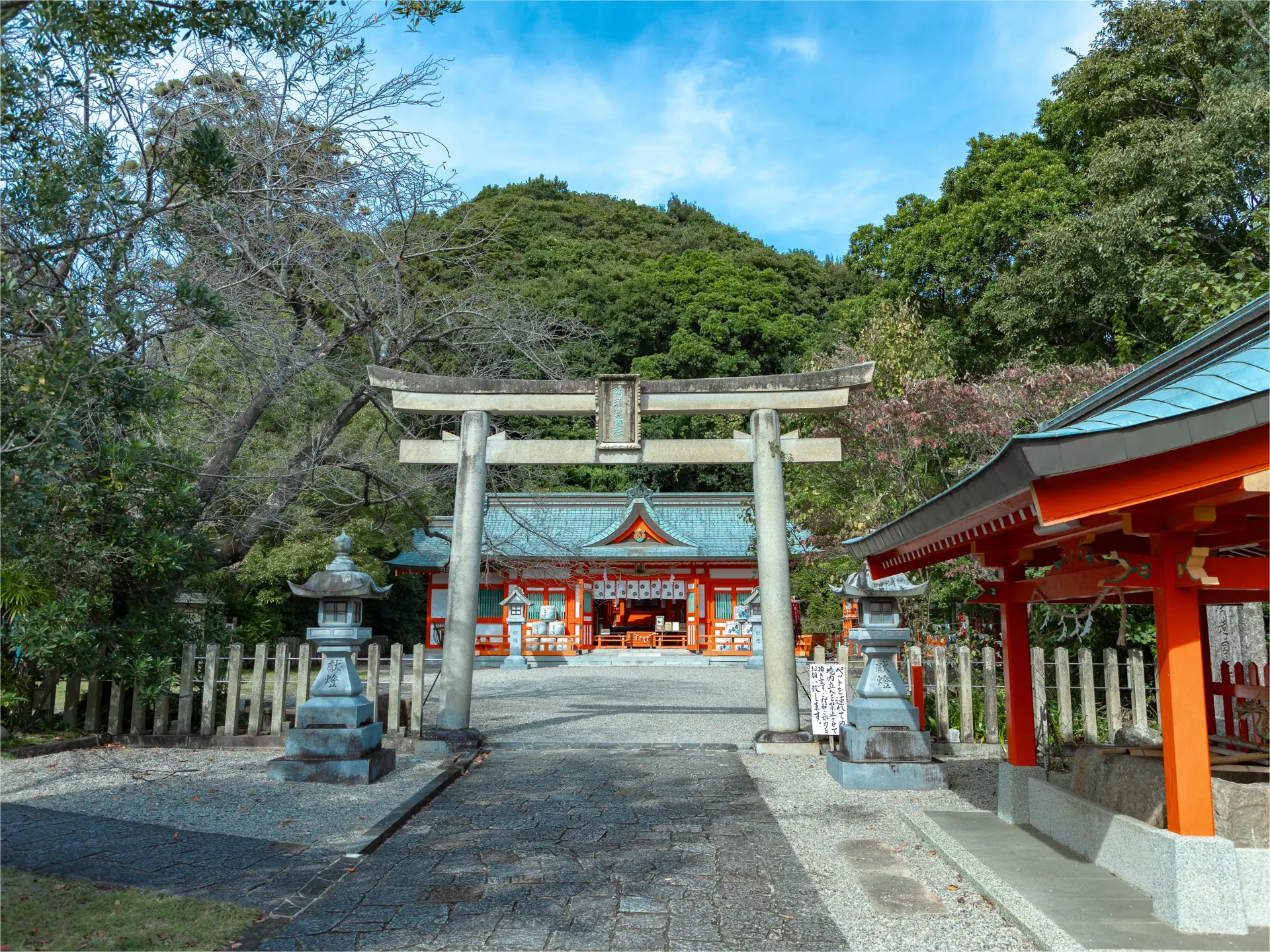 Asuka Shrine has long enshrined the deities of Kumano Sanzan. Behind the shrine stands Mount Horai, considered a sacred object of worship.