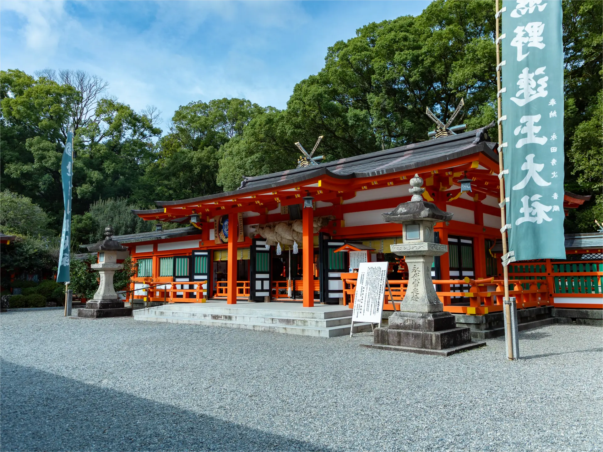 Passing through the sprawling shrine grounds and entering the sacred gate (Shinmon), you will find the haiden (worship hall), where visitors offer their prayers.